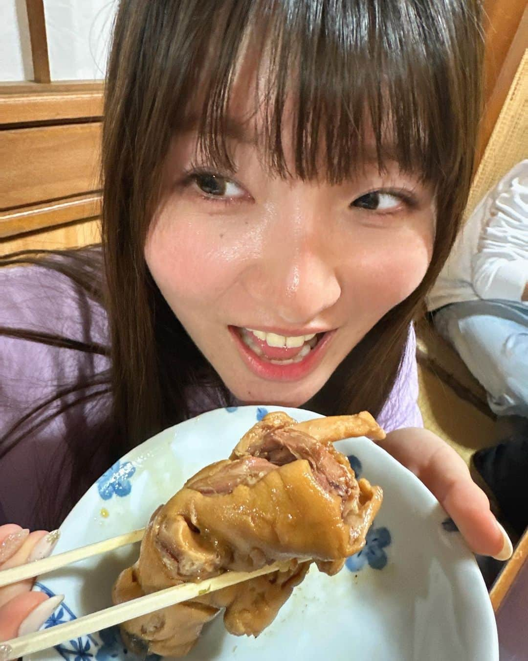 原つむぎさんのインスタグラム写真 - (原つむぎInstagram)「村上選手のまねっこシリーズ🐷  とろっとろでおいしすぎるてびち🤤沖縄おでん全部がおっきくて最高なのです🥹✨  photo: @yoshio0529   #おでん小町  #てびち  #沖縄市グルメ #沖縄グルメ #つむグルメ」2月26日 12時09分 - haratsumugi