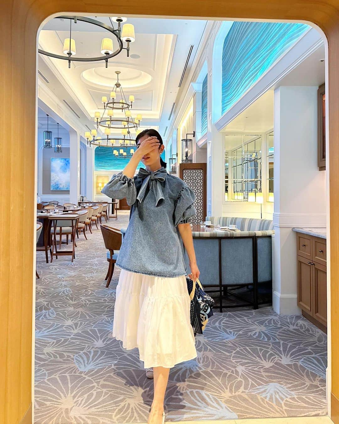 川人未帆さんのインスタグラム写真 - (川人未帆Instagram)「・ 朝食のレストランとたまたまマッチしてました😂 デニムブラウスはパンツと同じ生地を使っています。 ハリがあるけど着心地もよく、さっと着られる🤍 パンツ合わせも良いけどスカート合わせも好き🤍  #mihoktrip  #mihoktrip_okinawa #mihoktrip_okinawa2023」2月26日 14時10分 - miho0319kawahito