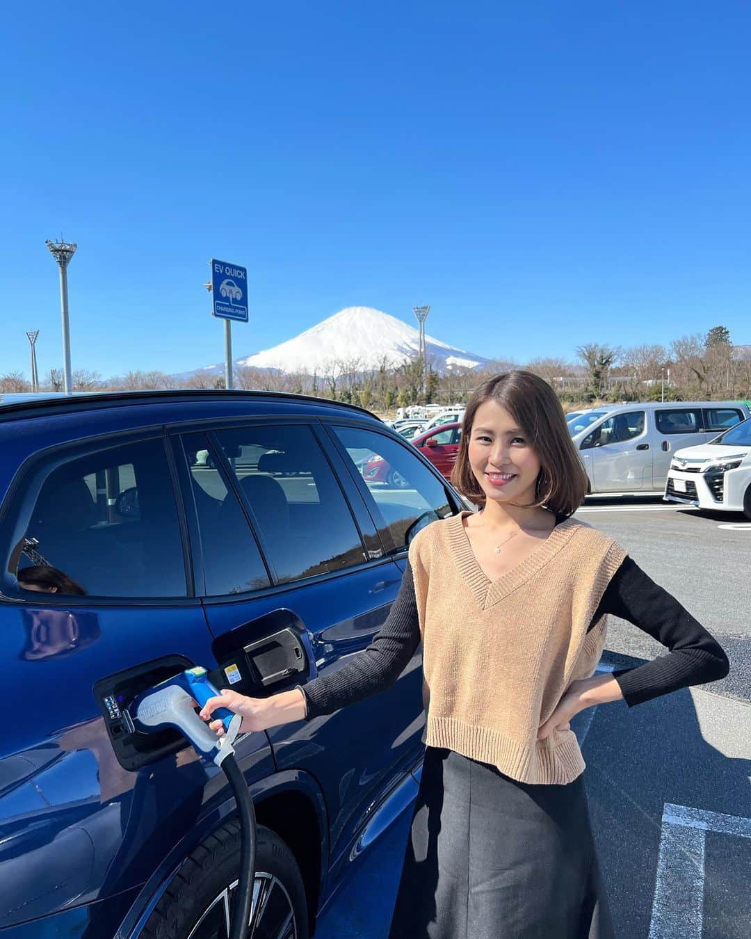 坂元美香さんのインスタグラム写真 - (坂元美香Instagram)「東名の下り走る時は 絶対に足柄サービスエリア寄る😊  #足柄sa #富士山スポット #東名高速 #bmwix3 #ev充電 #evquick #ev女子 #電気自動車のある暮らし」2月26日 15時09分 - mika_saka