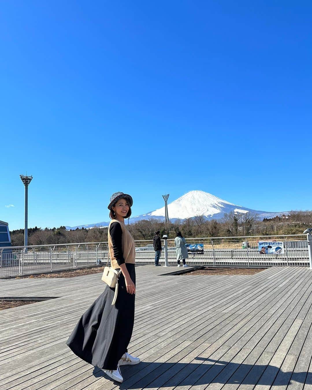 坂元美香さんのインスタグラム写真 - (坂元美香Instagram)「東名の下り走る時は 絶対に足柄サービスエリア寄る😊  #足柄sa #富士山スポット #東名高速 #bmwix3 #ev充電 #evquick #ev女子 #電気自動車のある暮らし」2月26日 15時09分 - mika_saka
