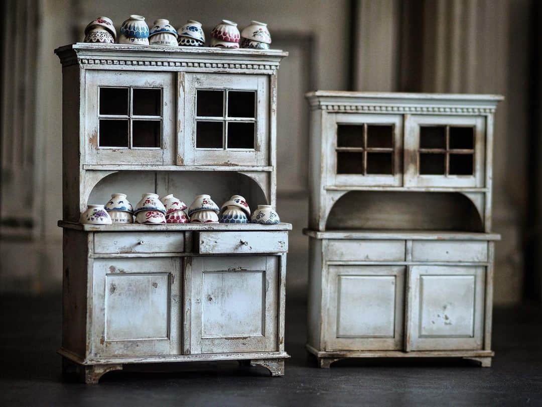 kiyomiさんのインスタグラム写真 - (kiyomiInstagram)「♡ ・ original handmade miniature dool size . 高さ27センチ。 食器棚作り直し（左）  カフェオレボウルも作り直し😂  #沼　にはまる #記録 ・  ・  ・  ・  ・ #ミ二チュア#miniature  #クグロフ #Bundt#マドレーヌ#フランスアンティーク#Antique#パウンドケーキ#hovis  #cake#カフェオレボウル #instagramjapan #Madeleine#パウンド型#photographyoftheday#焼き型#ドーナツ型#dool #ショコラメニエ #カフェオレボール#ホウロウ#キッチン雑貨#アンティーク陶器 #ブレット缶#キッチン雑貨#kitchen #カップボード」2月26日 17時01分 - chiisanashiawase2015
