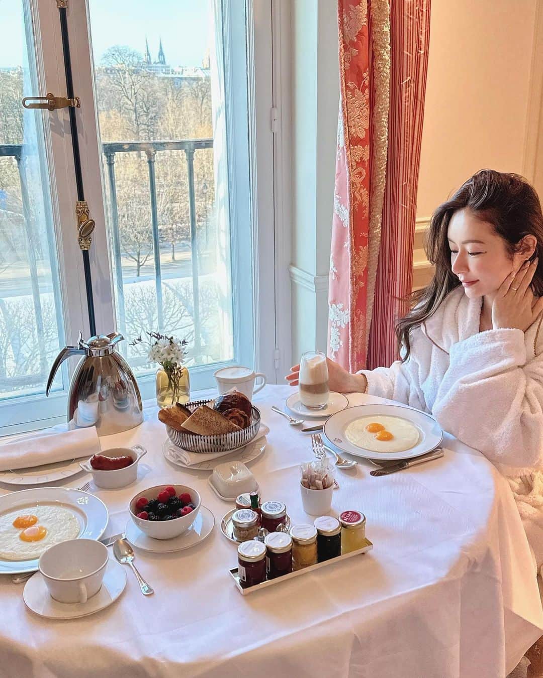 Reikaさんのインスタグラム写真 - (ReikaInstagram)「Home away from home @lemeuriceparis   The best hospitality in the world✨  When we checked in, the room was filled with surprises❤️ Knowing how much we miss the kids back home, they prepared family pictures around the room and presents for the kids😭✨  Since the flight coming in to Paris was also super early and knowing how tired we would be, they also had a breakfast already prepared and epsom salts for the bath, complete with a silk eye mask.   Thank you❤️⭐️  パリステイは大好きなムーリスホテル。 サービスが本当に素晴らしくて。 お部屋にチェックインしたら、サプライズがたくさん✨　部屋中に家族写真が飾ってあって、子供達のプレゼントまで。子供達に会いたくて寂しい私達の気持ちを汲み取っていただけると言う素晴らしすぎるサービス。 そして 今回フライトがかなり早い時間に到着だったため、疲れ切ってた私達のために特別にあらかじめ朝食のご用意と部屋にはエプソムソルトの入浴剤も🥹  毎日いろんなサプライズが部屋に帰って来たらご用意してくれてたり。  こんなホスピタリティ高いホテル、ほかにない。そしてコンセルジュチームも最高✨  お部屋からは毎日エッフェル塔を眺めることができる✨  #lemeurice #lemeuriceparis」2月26日 17時49分 - reikamarianna