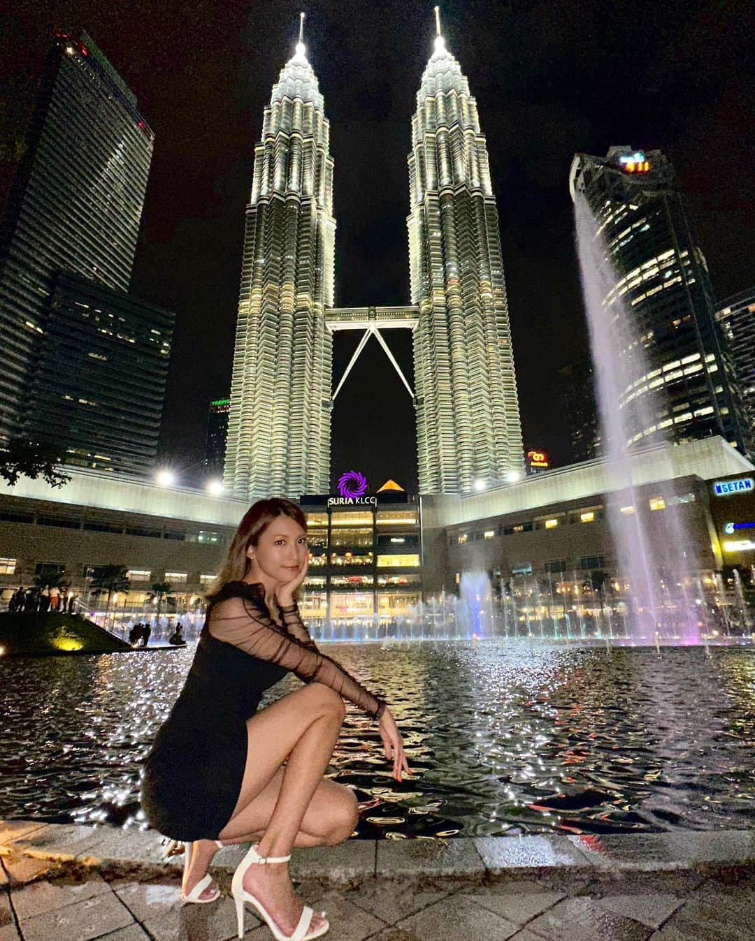 市原彩花さんのインスタグラム写真 - (市原彩花Instagram)「Hello KL🇲🇾  シンガポールからクアラルンプールは飛行機で1時間、往復1万円以下から行ける✈️ 物価も安いし日本食も豊富☺️ 日本人に一番人気の移住先だそうで、超納得💡 またすぐ来よう〜🇲🇾  #petronastwintowers#petronastowers#ペトロナスツインタワー#クアラルンプール#kualalumpur#マレーシア#malaysia#マレーシア観光#マレーシア旅行#クアラルンプール観光#クアラルンプール旅行#malaysiatravel#malaysiatrip#kualalumpurtrip#海外旅行#海外生活#海外移住#東南アジア#japanesegirl#asianmodel」2月26日 20時30分 - ayaka_ichihara