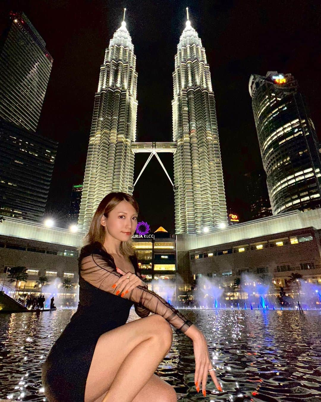 市原彩花さんのインスタグラム写真 - (市原彩花Instagram)「Hello KL🇲🇾  シンガポールからクアラルンプールは飛行機で1時間、往復1万円以下から行ける✈️ 物価も安いし日本食も豊富☺️ 日本人に一番人気の移住先だそうで、超納得💡 またすぐ来よう〜🇲🇾  #petronastwintowers#petronastowers#ペトロナスツインタワー#クアラルンプール#kualalumpur#マレーシア#malaysia#マレーシア観光#マレーシア旅行#クアラルンプール観光#クアラルンプール旅行#malaysiatravel#malaysiatrip#kualalumpurtrip#海外旅行#海外生活#海外移住#東南アジア#japanesegirl#asianmodel」2月26日 20時30分 - ayaka_ichihara