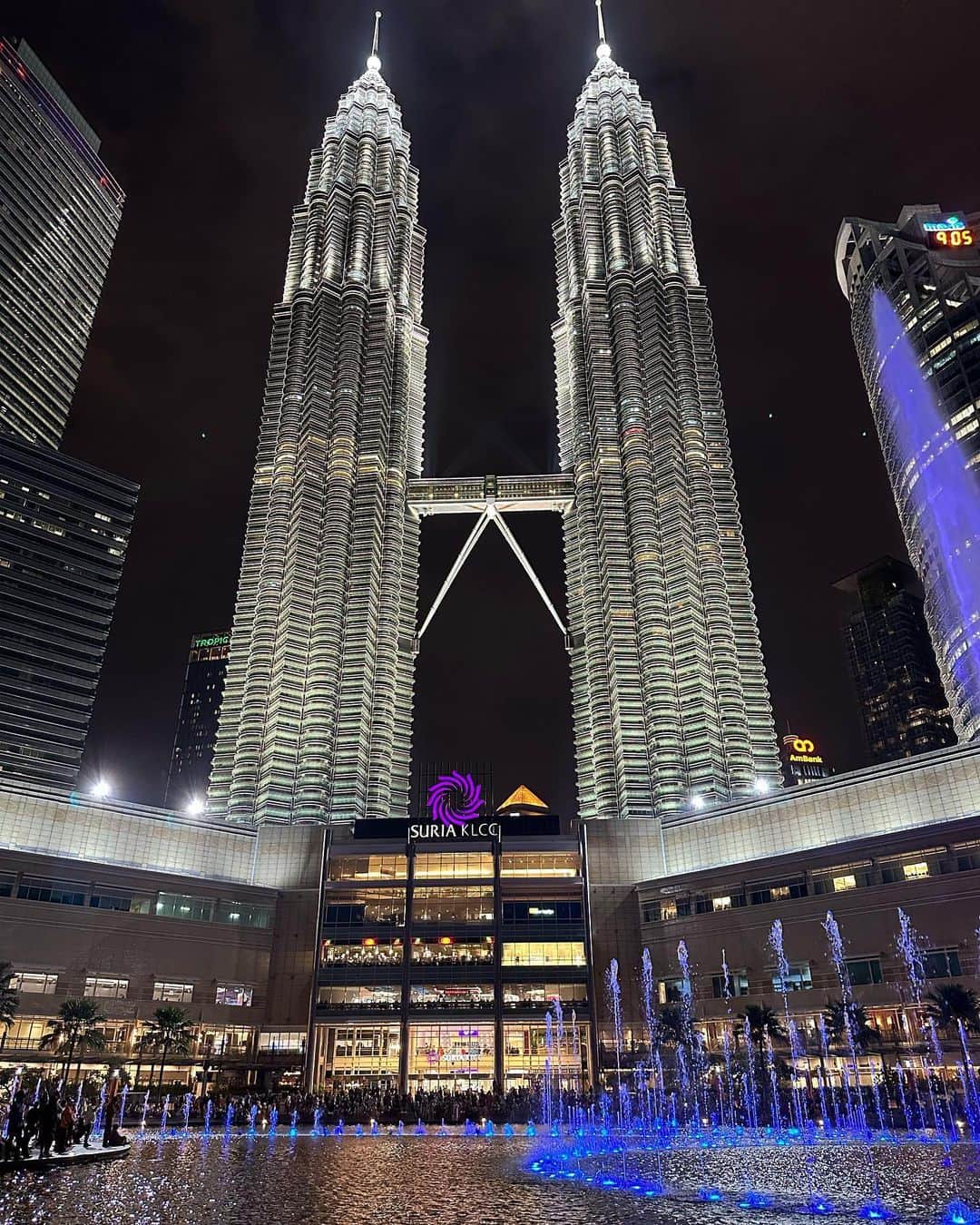 市原彩花さんのインスタグラム写真 - (市原彩花Instagram)「Hello KL🇲🇾  シンガポールからクアラルンプールは飛行機で1時間、往復1万円以下から行ける✈️ 物価も安いし日本食も豊富☺️ 日本人に一番人気の移住先だそうで、超納得💡 またすぐ来よう〜🇲🇾  #petronastwintowers#petronastowers#ペトロナスツインタワー#クアラルンプール#kualalumpur#マレーシア#malaysia#マレーシア観光#マレーシア旅行#クアラルンプール観光#クアラルンプール旅行#malaysiatravel#malaysiatrip#kualalumpurtrip#海外旅行#海外生活#海外移住#東南アジア#japanesegirl#asianmodel」2月26日 20時30分 - ayaka_ichihara