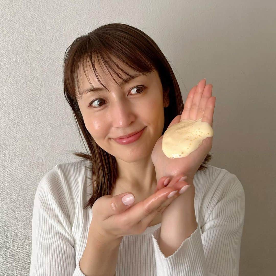 矢田亜希子さんのインスタグラム写真 - (矢田亜希子Instagram)「私がアンバサダーを務めている #フィールザハロ （@feel_the_halo）をよく使うんですが、乾燥が特に気になるこの時期だからこそ使うべきだなって思った！ オイルなのに余分な油分を洗い落とさないから、こんなに乾燥の気になる時期でもびっくりするくらい手に吸い付くもちもち肌を叶えてくれます！ 季節の変わり目ってお肌トラブルのとっても多い時期だと思うのでこのタイミングでしっかり保湿しておかないとお肌がかゆくなったり、小ジワとかが気になっちゃいます。今の時期だからこそみんなにもぜひ使ってほしいな♪ そしてなんと、今なら期間限定、約57％オフの1650円で購入できます！先着1000名様まで！！ 私の投稿を見てくれた方限定価格なので、ぜひこの機会に購入してみてほしい！購入は公式サイトからできます！ アクセスの方法は3パターンあるので、やりやすいところからアクセスしてください。  ※必ず購入ページで下のクーポンコードを入力してね！※ 57％OFF！クーポンコード【DPGT8TMZ】  この投稿5枚目にあるQRコードからアクセス ■ @feel_the_halo Instagram公式プロフィールのURLをタップしてサイトにアクセス ■ @feel_the_halo Instagram公式プロフィールからインスタショッピングにアクセス  #feelthehalo #フィールザハロ #炭酸クレンジング #クレンジング #ムースクレンジング #オーラ肌 #とろけるクレンジング #洗顔 #スキンケア #しっとり肌 #もちもち肌 #オイルクレンジング」2月26日 18時10分 - akiko_yada