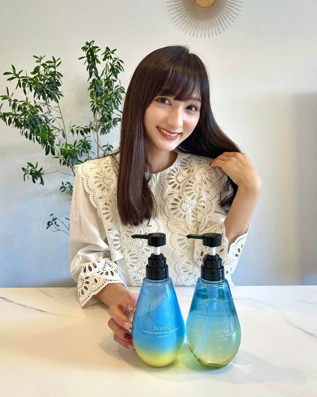 加藤瑠美さんのインスタグラム写真 - (加藤瑠美Instagram)「髪の調子が絶好調🥹🫶✨  少しうねるのが気になって、シャンコンを替えてみたの🧴 爽やかなグラデーションパッケージの「hiritu」💙 美しい髪の「比率」に着目した バランスケアブランドなのです😙 たんぱく質:水分:油分の黄金バランスを整えて うねり髪もサラサラにしてくれるんだって💫 確かに乾かしただけでするんとまとまってびっくり！ 香りも高級感のあるペアー＆ムスクの香りで とっても癒される…🍐 小さい子がいると香水を付けられないので しばらくは髪の香りを楽しみます🤍  #hiritu#ヒリツ#うねりケア#髪の黄金比率#バランスケア処方#美髪の黄金比率#sponsored#シャンプー#シャンコン#ヘアケア」2月26日 18時41分 - katorubi