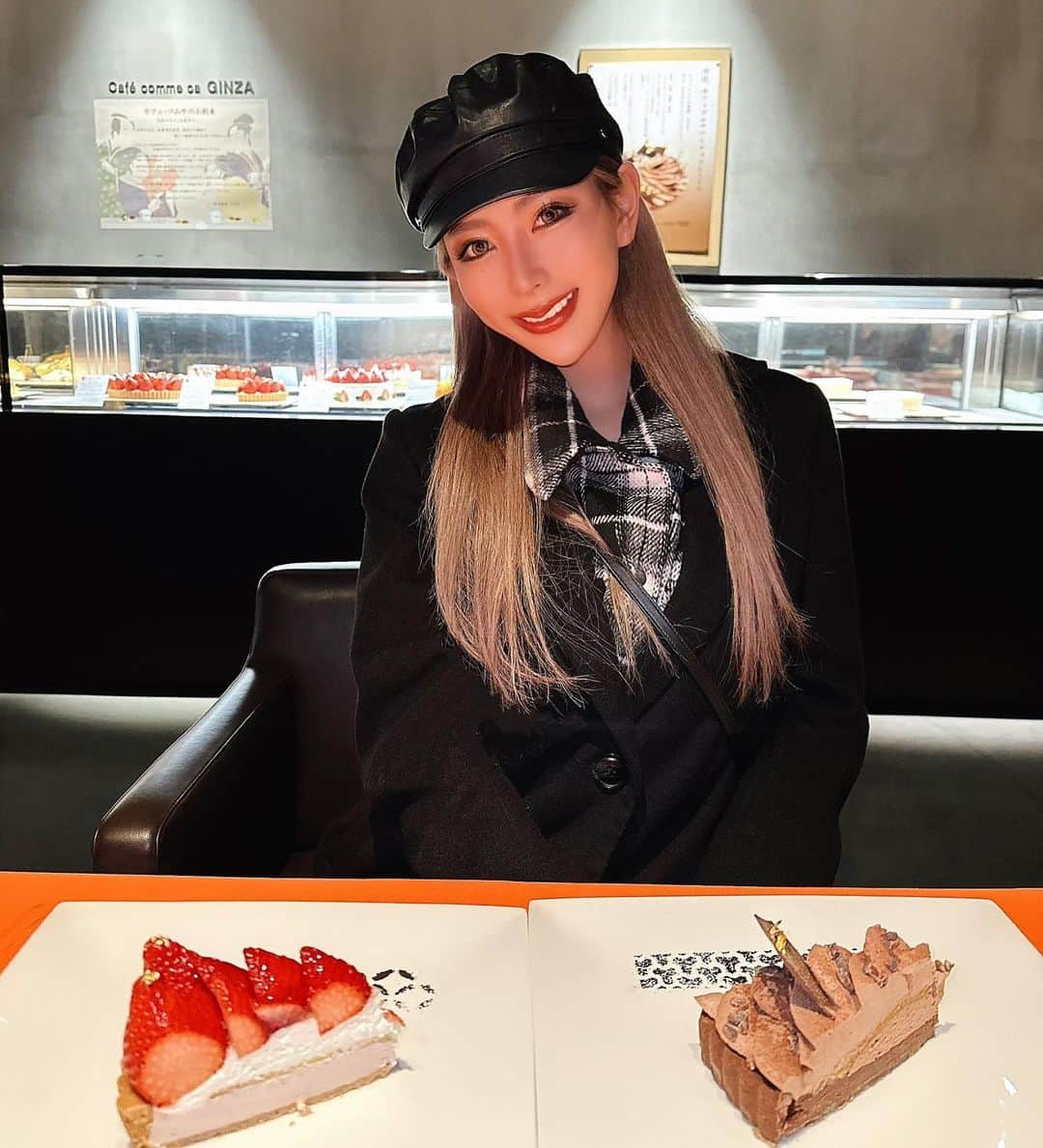 HARACHANさんのインスタグラム写真 - (HARACHANInstagram)「お目当ての大好きな苺タルトを食べにきたらチョコタルトもあって欲張ってしまった🍓🍫 しあわせ〜〜🥹❤️みんなはどっちが好き？😍🫶🏽」2月26日 19時27分 - cjd_harachan