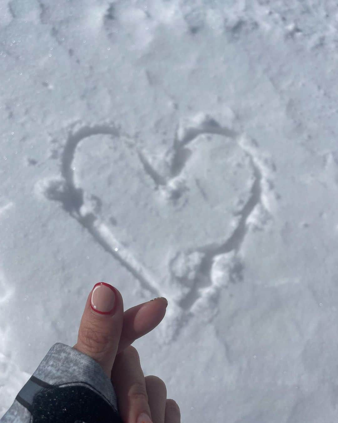 myumyuさんのインスタグラム写真 - (myumyuInstagram)「長野県 蓼科高原SKY PARK☃️  I skied for the first time !  私以外みんなスキーヤーってゆう 珍しいメンバー⛷  かなり斜度あるところで怖がってる子いたから 横っちょの方がふかふかで気持ちいーよ♡って言ったら 教えてた方がぶっ飛んで埋まりよった🤣 スキー新雪しんどいんや？全然知らんで変なアドバイスしてもてごめん😂 30分ねはんぞうスタイルで待った🛌  んで人生初スキーをリフト1本分だけ借りてやってみたん♡ 新しいことするの楽しかった♡ 板1本分しか意識できんくてもう片足は邪魔なもん付いてるなって感じやった😂  ここは大人も楽しめるソリパークが広々としてて種類豊富だから 子連れの家族旅行や私みたいな中身のヤツにおすすめ←  #スノボ#スノボ女子#スキー#スキー女子#長野県#蓼科高原#skypark#スキー場#初挑戦#ソリ#snowboarding #skiing」2月26日 20時16分 - myumyu_travel_bikini