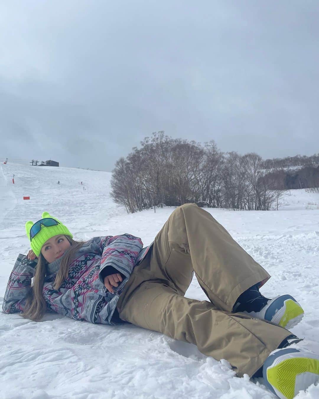 myumyuさんのインスタグラム写真 - (myumyuInstagram)「長野県 蓼科高原SKY PARK☃️  I skied for the first time !  私以外みんなスキーヤーってゆう 珍しいメンバー⛷  かなり斜度あるところで怖がってる子いたから 横っちょの方がふかふかで気持ちいーよ♡って言ったら 教えてた方がぶっ飛んで埋まりよった🤣 スキー新雪しんどいんや？全然知らんで変なアドバイスしてもてごめん😂 30分ねはんぞうスタイルで待った🛌  んで人生初スキーをリフト1本分だけ借りてやってみたん♡ 新しいことするの楽しかった♡ 板1本分しか意識できんくてもう片足は邪魔なもん付いてるなって感じやった😂  ここは大人も楽しめるソリパークが広々としてて種類豊富だから 子連れの家族旅行や私みたいな中身のヤツにおすすめ←  #スノボ#スノボ女子#スキー#スキー女子#長野県#蓼科高原#skypark#スキー場#初挑戦#ソリ#snowboarding #skiing」2月26日 20時16分 - myumyu_travel_bikini