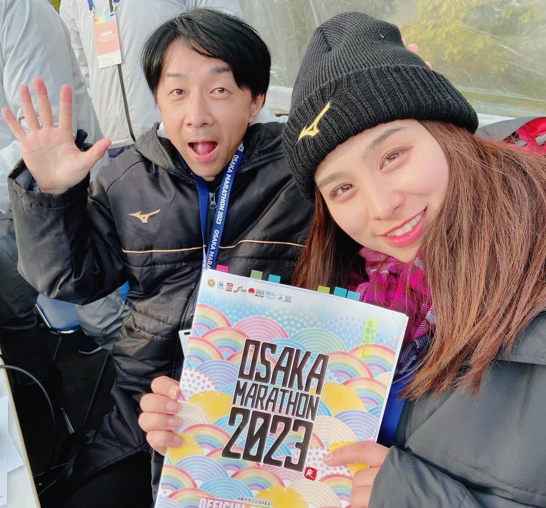 高樹リサさんのインスタグラム写真 - (高樹リサInstagram)「. #大阪マラソン 無事に完走しましたー！😊✨🌈 . そして今年はずっと憧れていたフィニッシュ地点での お迎えDJも、浅井先輩と一緒に担当させていただきました🎤💨 皆さん本当にナイスランっ！！ . 1人で走る人、親子で走る人、カップル、友達と、、、 フィニッシュ地点のたった一瞬の出会いでもそれぞれのストーリーが浮かんできて感動しました🥹✨ . 2枚目はスタートとクロージングの セレモニーなどで毎年大活躍の 中島ヒロト先輩！ . 走り切れてホッとした！ ランスマの放送も4月にあるので楽しみにしててください🦄💜 応援たくさんありがとうございました🙏🍀」2月26日 20時29分 - lisalisa_takagi