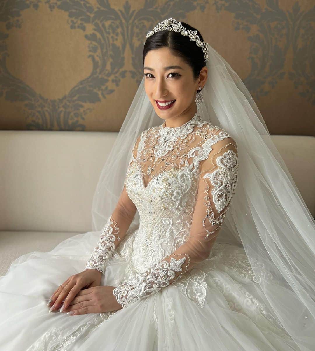 服部由紀子さんのインスタグラム写真 - (服部由紀子Instagram)「海外の花嫁になりたかった！  そう言ってくれたのは花嫁のあずみさん。  堀深く、メリハリのあるメイクをしていくのに、大切にしたベースメイク。  そこにリップはボルドーに。  豪華なドレスと @fio_da_aranha のティアラ&イヤリングに合わせて作らせて頂いたプロデュースブーケも  最高にエレガントで素敵でした。  大人のホテルウェディングの空気感と同時に、 関西人か？？くらいのノリが続くふたりの面白いトークがギャップありすぎました。  メイクルームでの時間…投稿画面じゃ伝わらないなぁ…。  そして、スタイルがいい2人に挟まれた私の小ささ、 これでよくお分かりでしょう。  2人の気持ちとテンションをまとめるのに値しない小さな身長で、 今回も『 服部さん、最高！ 』をもらいました。  最高に素敵なあずみさん、たつやさん、本当におめでとうございました！  @ceu.tokyo  @ceu_wedding  @azumiii925   #プレ花嫁#東京花嫁#横浜花嫁#前撮り#結婚#軽井沢花嫁#ホテルウェディング#服部由紀子#2023春婚#ヘアメイク#白無垢ヘア#ブレストンコート花嫁#2023冬婚#ウェディングブーケ#情熱大陸#ウェディングブーケ#ブーケ#東京前撮り#名古屋花嫁#丸の内前撮り#weddingphotography #wedding #audreyhepburn #ブーケ #ブーケデザイン# #前撮りヘア#ブーケトス」2月26日 20時44分 - ceu0116