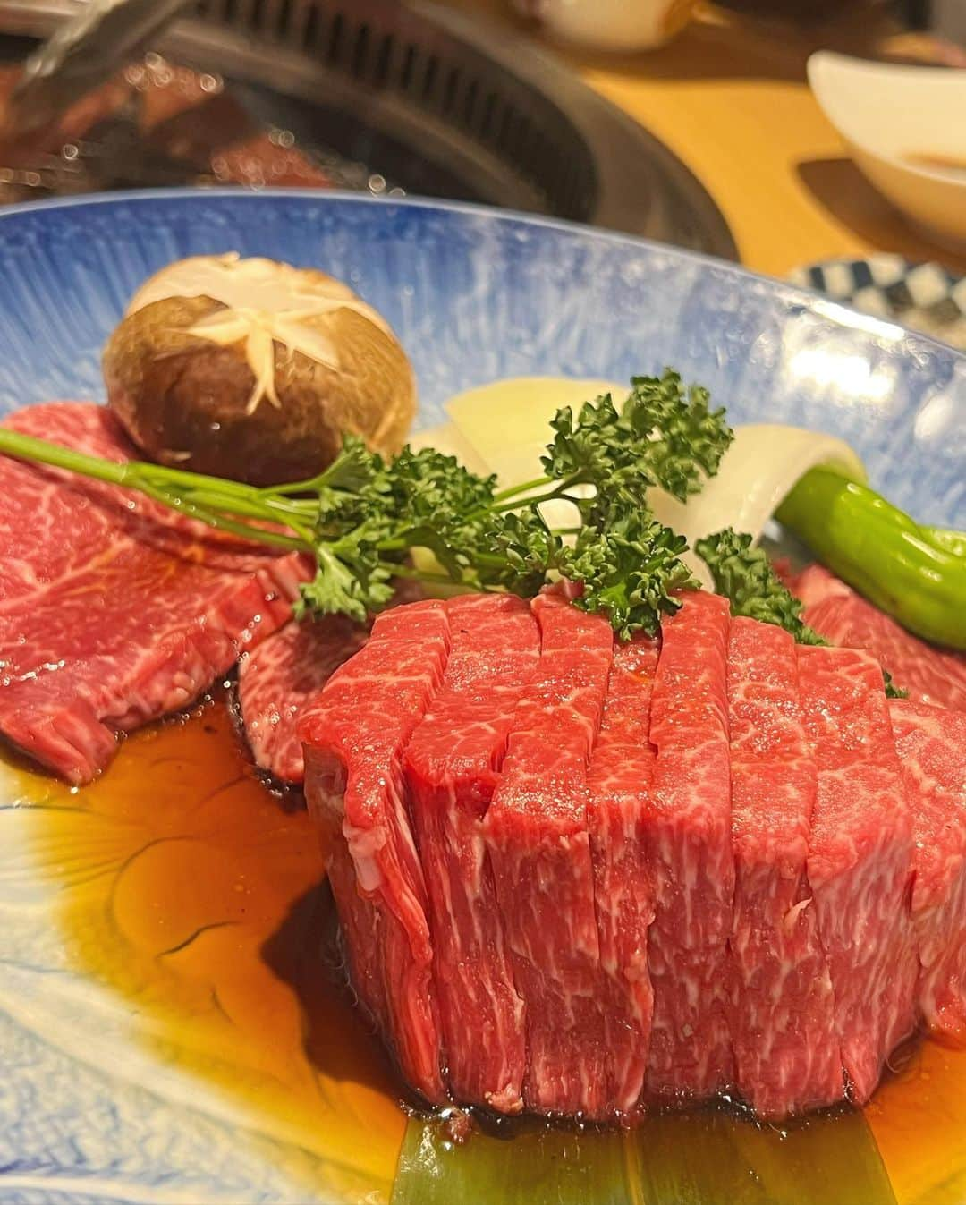 得あゆさんのインスタグラム写真 - (得あゆInstagram)「金竜山🥩👑幸せすぎた。 みてください。お肉のカットや色、 本当に美しいです。。。🥹✨ 久しぶりに食べられて生きていて良かったって思えました。笑  また食べたいな🥹❤️❤️❤️ 親友夫婦に感謝🫶🏻ありがとうございます❤️  ・ ・ ・ ・ ・ ・ ・ ・ ・ ・ ・ ・ ・ ・ #金竜山#焼肉#焼肉屋#お肉#お肉大好き#タン#ネギタン塩#予約困難#予約困難店  #超予約困難店#東京グルメ#東京焼肉#東京ランチ#港区#港区グルメ#yakiniku#kinryuzan#グルメ女子#食べ歩き#肉食女子#アラサー女子#食べるの大好き#東京観光#シャトーブリアン#高級焼肉#焼肉デート#よく食べる#大食い#お肉好きな人と繋がりたい#白金高輪」2月26日 22時24分 - tokuayu819