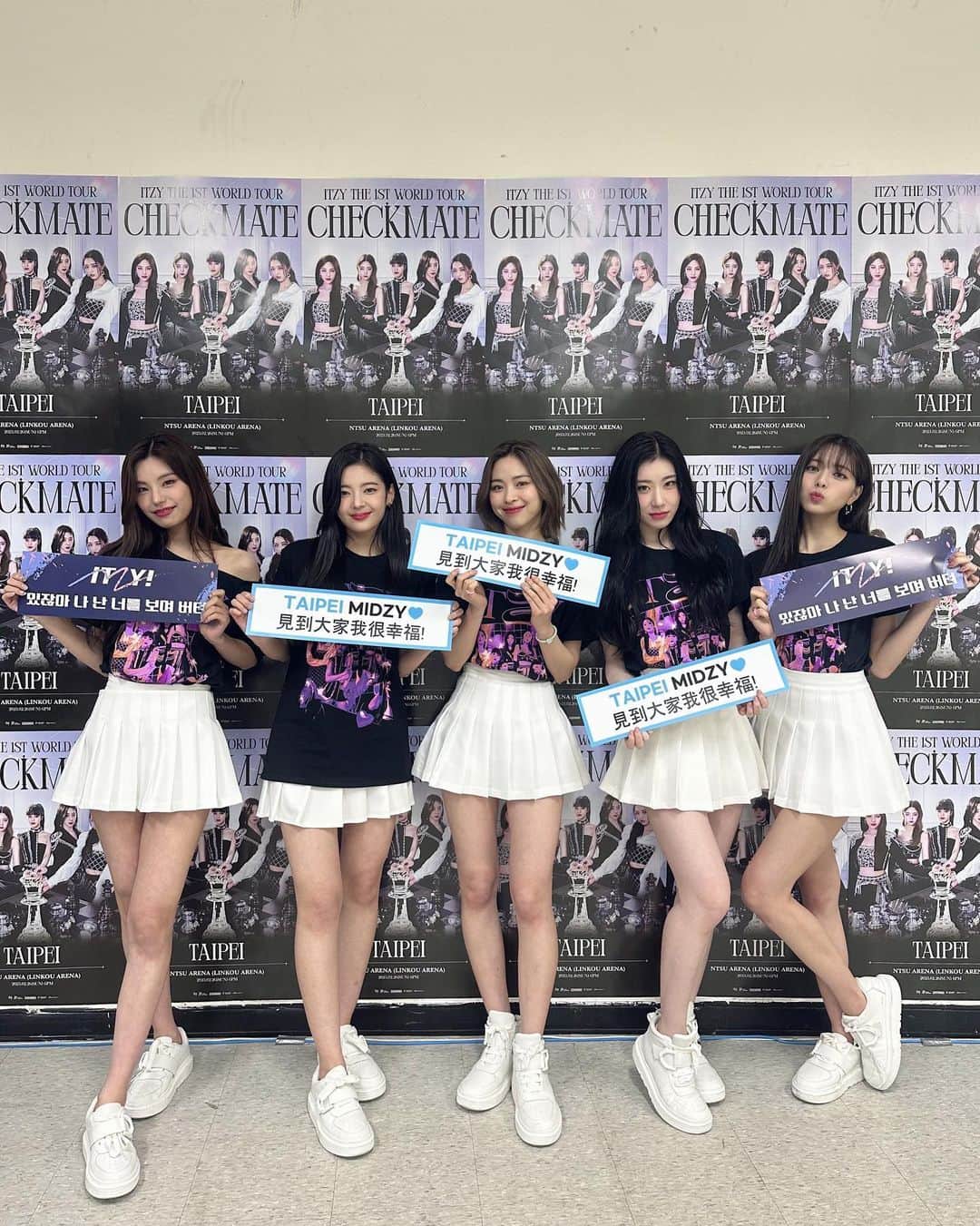 ITZYさんのインスタグラム写真 - (ITZYInstagram)「ITZY THE 1ST WORLD TOUR <CHECKMATE> in #TAIPEI  TAIPEI MIDZY 💙 見到大家我很幸福!  #ITZY #MIDZY @itzy.all.in.us  #ITZY_WORLD_TOUR ✈️」2月26日 22時49分 - itzy.all.in.us