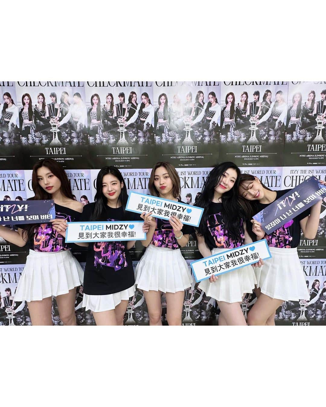 ITZYさんのインスタグラム写真 - (ITZYInstagram)「ITZY THE 1ST WORLD TOUR <CHECKMATE> in #TAIPEI  TAIPEI MIDZY 💙 見到大家我很幸福!  #ITZY #MIDZY @itzy.all.in.us  #ITZY_WORLD_TOUR ✈️」2月26日 22時49分 - itzy.all.in.us