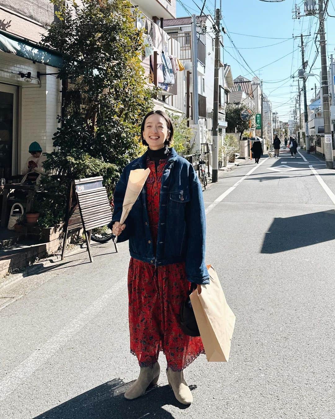 高山都さんのインスタグラム写真 - (高山都Instagram)「久々に住んでた街へ。 @the.daffodils.flowershop のお花はいつ行っても好みど真ん中で、眺めているだけでうっとり。 outer @nonnative  one-piece @isabelmarant  夫は大阪へ行き、わたしは富ヶ谷のパリへ。　@1500_millecinquecento  岡本静香嬢 @shizucat のお誕生日をお祝いし、久々にふたりでゆっくりと乾杯。 2軒目は安井家のいつもの店 @kamiyamachokanenari で @abbeyrisakubo もジョイン。 よく笑い飲み楽しい夜でした。」2月27日 8時18分 - miyare38