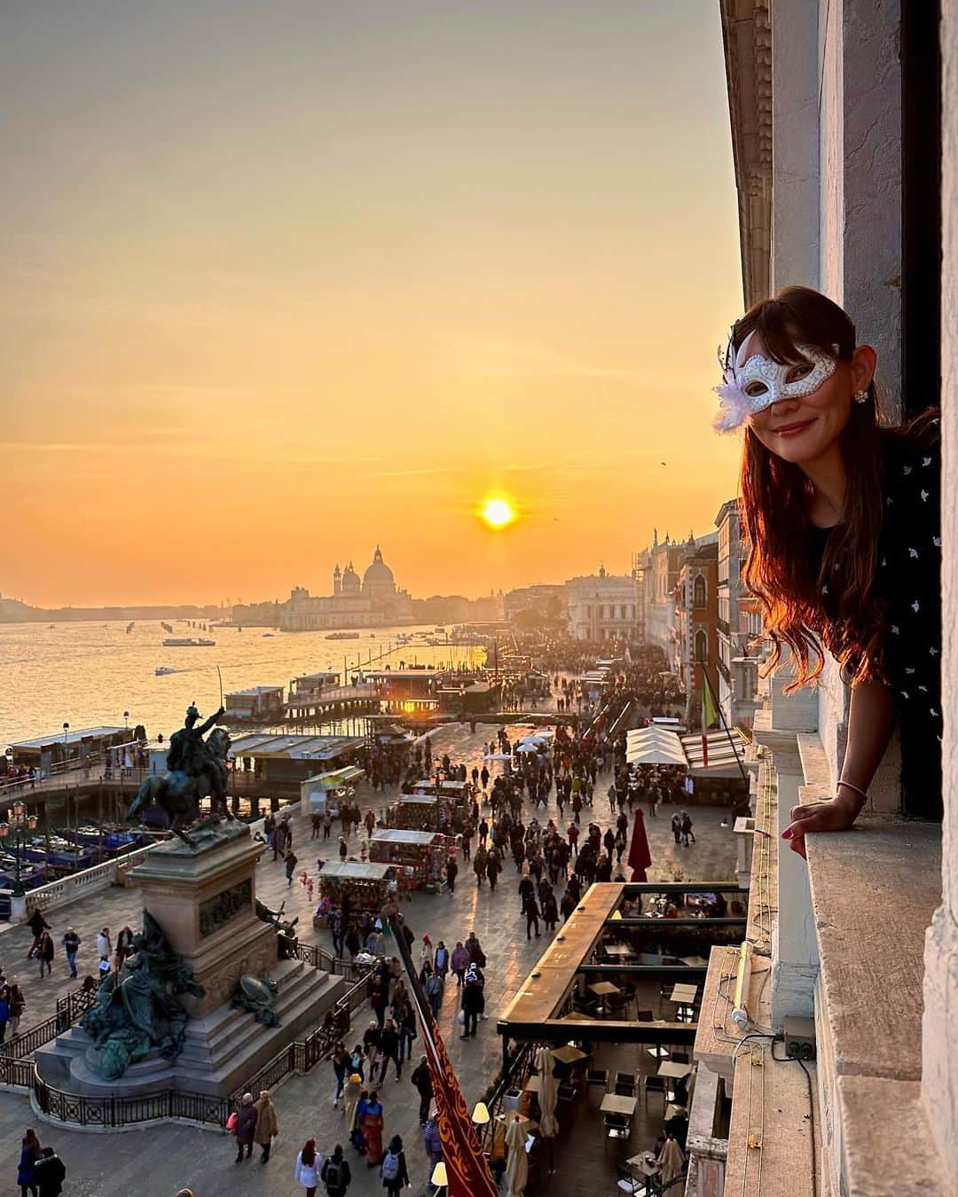 箕輪玖美さんのインスタグラム写真 - (箕輪玖美Instagram)「ベネツィアのホテルはLondra Palace✨ ダニエラと迷ったけど、こちらにして大正解😊 ・ ・ カーニバルで混んでいるからアップグレードこそ無かったものの、窓からは大運河とマッジョーレ島が望める✨✨✨ ・ ・ ホテルのフロントスタッフのサービスも最高で、五つ星ホテルには珍しい位の笑顔と温かさに癒された２日間でした☺️💕 ・ ・ 最後の夜は、Alsenale（中世の造船所跡）で夜間におこなわれる水上ショー.Original Signsを観覧✨ ・ ・ 長い様であっと言う間だったイタリア旅行、最高でした🥰  #イタリア旅行 #ベネツィア #ロンドラパレス #五つ星ホテル #londrapalace #luxuryhotel  #ベネツィアカーニバル #海外旅行 #venezia #italia #タビジョ#instatrip #箕輪玖美」2月27日 9時55分 - kumi.111