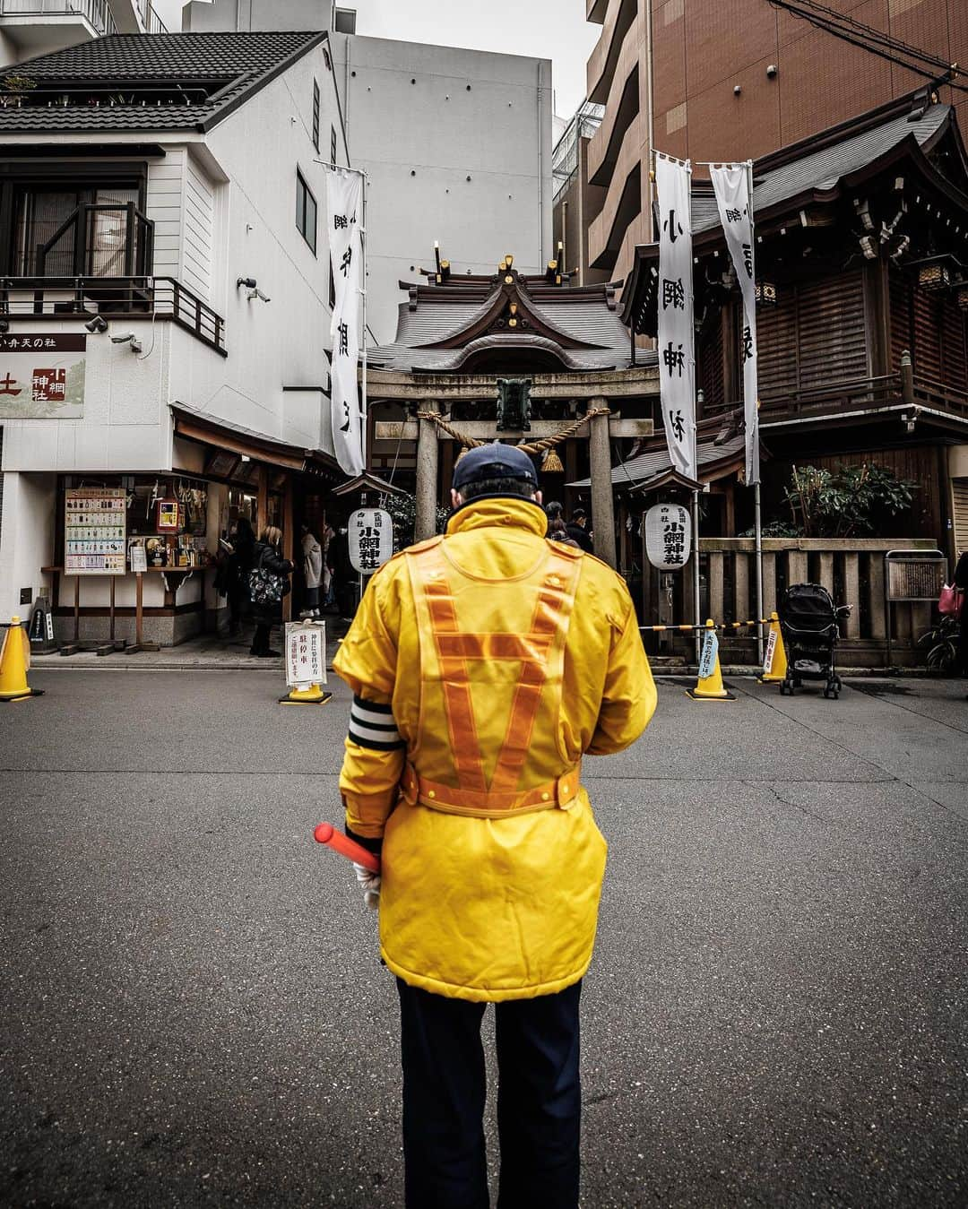 SHOCK EYEさんのインスタグラム写真 - (SHOCK EYEInstagram)「場所は日本橋、大都会のど真ん中に強運神社として有名な小網神社がある。  高層ビルに囲まれた場所にポツンと小さな神社があるわけで、それだけでも不思議な雰囲気なんだけど、  この神社は戦時中、 東京の大空襲で周りが全て焼け野原になった時も戦災を免れたり、 この神社の御守りを身につけた兵士が皆、無事に生還したりと、強運にまつわるエピソードに事欠かない。  久しぶりに訪ねたこの日も平日の午前中にも関わらず、たくさんの参拝者に溢れていて、、  思えば、 元々名もない小さな神社さんが、 こうして長いこと沢山の人に崇敬されていることが、何より強運だなあ、と思った今日この頃でした。  僕のおすすめは、、 「福徳」「人徳」「財徳」など、さまざまな「徳」を授ける神様、福禄寿のこの笑顔✨  良いことありそうでしょ＾＾  #小網神社 #日本橋 #神社 #強運神社 #shrine #koamishrine #japantravel #japantrip #canon #canonR5 #beautifuldestinations #discoverjapan #discoverearth #voyaged #awesome_photographers #IamATraveler #wonderful_places #japanphoto #japanphotography #japan_of_insta #livingonearth #theglobewanderer」2月27日 12時02分 - shockeye_official