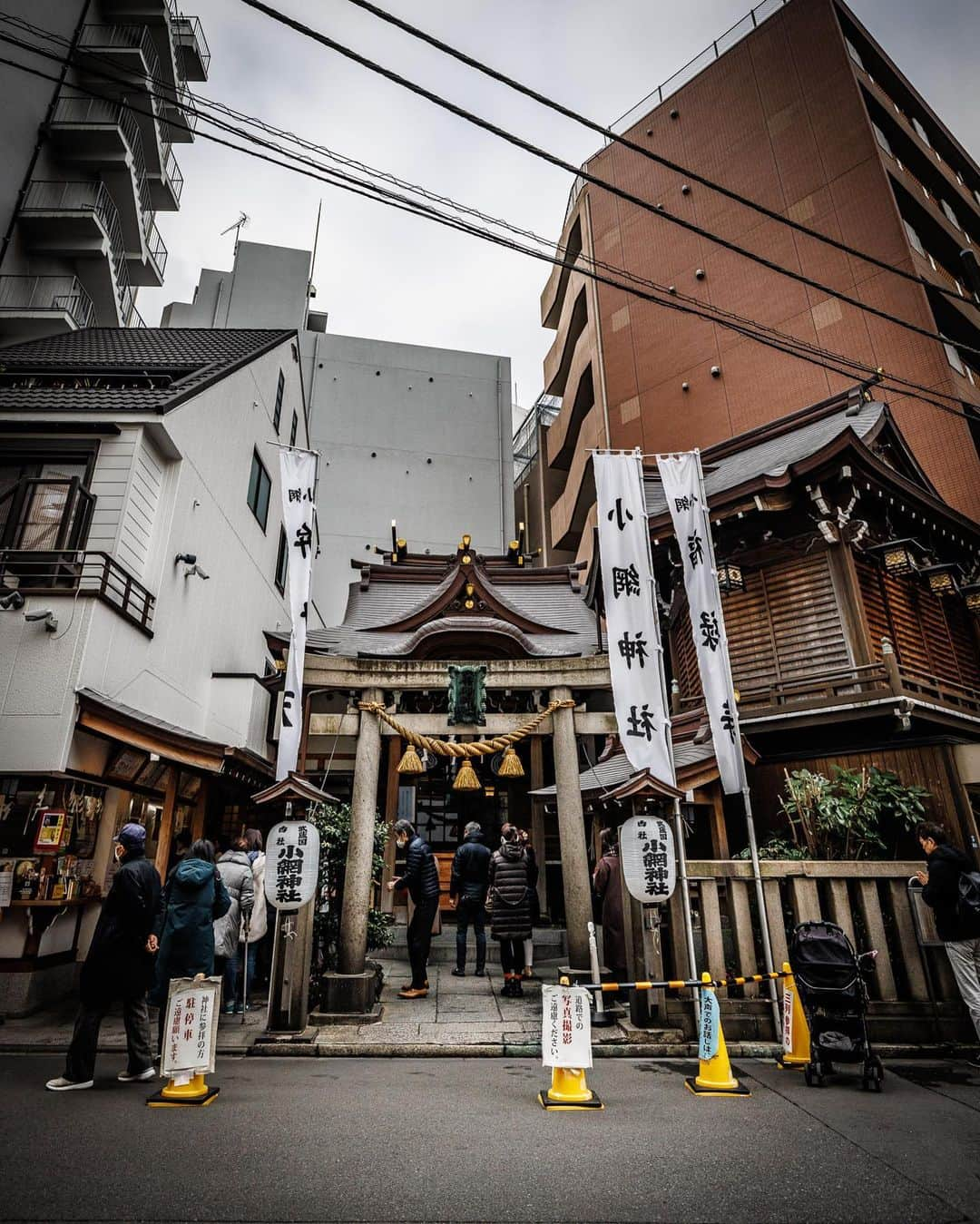 SHOCK EYEさんのインスタグラム写真 - (SHOCK EYEInstagram)「場所は日本橋、大都会のど真ん中に強運神社として有名な小網神社がある。  高層ビルに囲まれた場所にポツンと小さな神社があるわけで、それだけでも不思議な雰囲気なんだけど、  この神社は戦時中、 東京の大空襲で周りが全て焼け野原になった時も戦災を免れたり、 この神社の御守りを身につけた兵士が皆、無事に生還したりと、強運にまつわるエピソードに事欠かない。  久しぶりに訪ねたこの日も平日の午前中にも関わらず、たくさんの参拝者に溢れていて、、  思えば、 元々名もない小さな神社さんが、 こうして長いこと沢山の人に崇敬されていることが、何より強運だなあ、と思った今日この頃でした。  僕のおすすめは、、 「福徳」「人徳」「財徳」など、さまざまな「徳」を授ける神様、福禄寿のこの笑顔✨  良いことありそうでしょ＾＾  #小網神社 #日本橋 #神社 #強運神社 #shrine #koamishrine #japantravel #japantrip #canon #canonR5 #beautifuldestinations #discoverjapan #discoverearth #voyaged #awesome_photographers #IamATraveler #wonderful_places #japanphoto #japanphotography #japan_of_insta #livingonearth #theglobewanderer」2月27日 12時02分 - shockeye_official