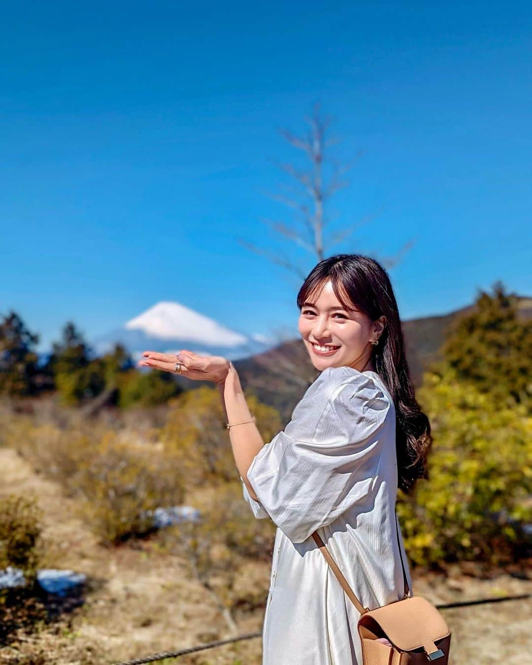 石井里奈さんのインスタグラム写真 - (石井里奈Instagram)「河津桜まつり🌸✨ 本当に本当に綺麗で本当に行けて良かったです☺️🌸 昨日はお天気が良くて富士山も本当にきれいだった🗻❤️ リール好評で嬉しかったのでノーカット動画も載せてます🎥 . #河津桜 #桜 #sakura #花見 #cherryblossom #河津桜まつり #河津 #さくら #お花見 #静岡 #静岡観光 #japan #visitjapanjp #桜たい焼き」2月27日 12時32分 - ri7tin1025