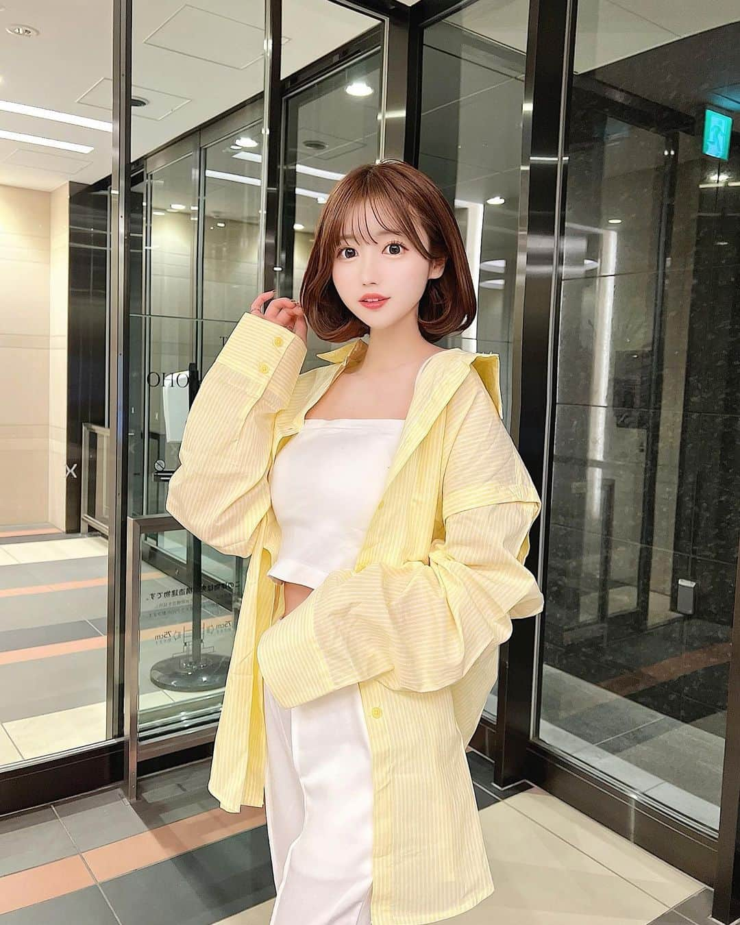 伊上あやさんのインスタグラム写真 - (伊上あやInstagram)「春服もうゲットした？👼  このシャツ、ノースリ、肩あきにもなるよ！ 着回し力抜群のアイテム🤍  『マルチWAYカラーシャツ』 @wego_official @wego_webstore  SHOPLISTにてタイムセール開催中だよ💗！  #WEGO #ウィゴー #SHOPLIST #シャツ #カジュアルコーデ #大人可愛いコーデ #ラフコーデ #韓国 #韓国ファッション #ボブヘア #ボブ」2月27日 12時39分 - o.aya_0613