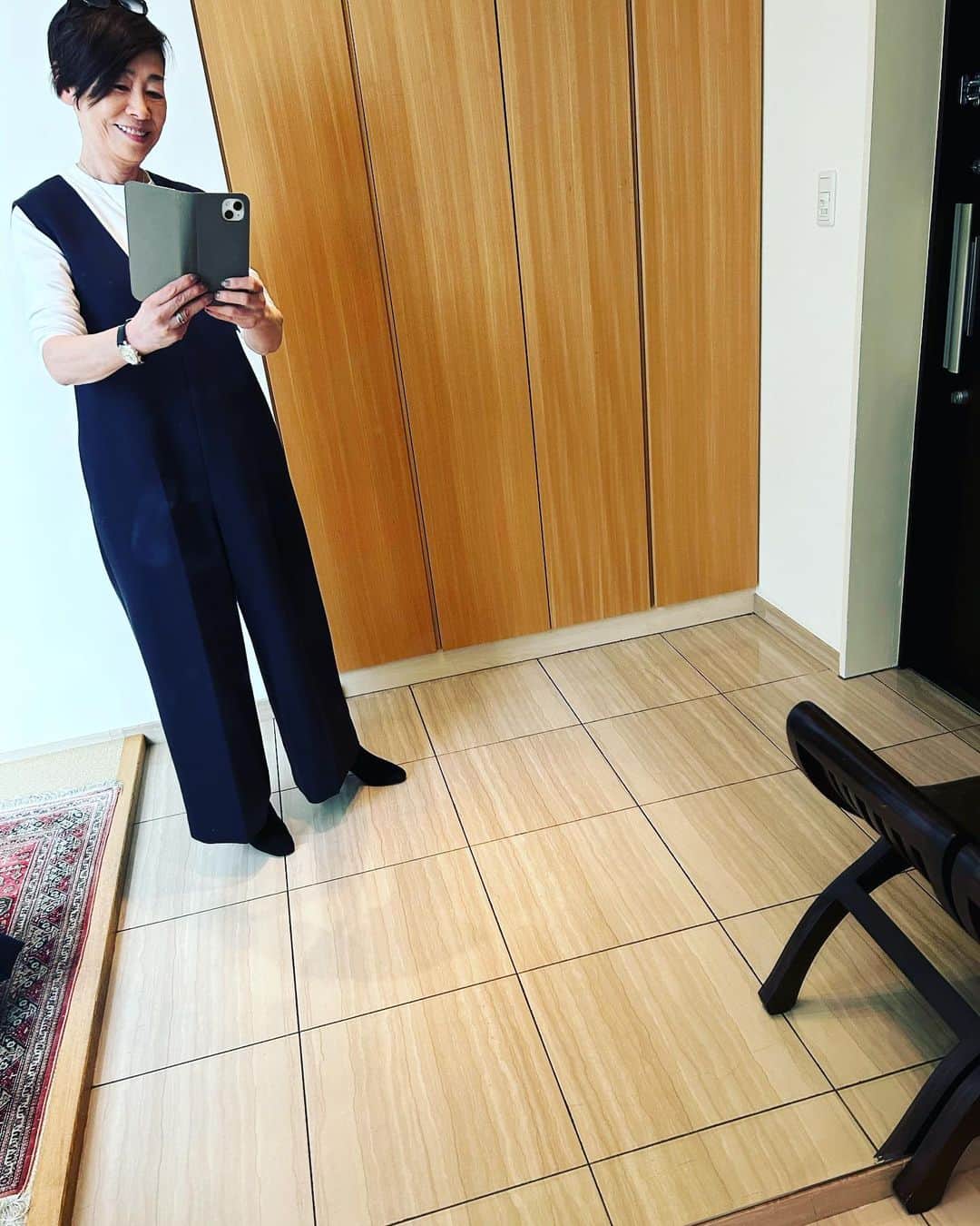 安藤優子さんのインスタグラム写真 - (安藤優子Instagram)「ムー一族⁉️  の、挿入歌「林檎殺人事件」を歌う樹木希林さん風のコスチュームになっている気が（笑）  でもオールインワンのこのジャンパースカート風はとっても着やすくて。  #エブール です。  下に着た長袖Ｔシャツは#コス のもの。生地がしっかりしていて最近のお気に入りです。  これから髪の毛カットしてきます。  ので、ザンバラ髪をお許し下さい。（笑）  髪の毛と言えば、先ほどのポストにお風呂場に髪の毛落ちていて、すいません！  近眼ゆえ見逃してしまいました。言い訳ですが。  では行ってきます‼️  #フレンチブルドッグ  #安藤優子」2月27日 12時54分 - yukoando0203