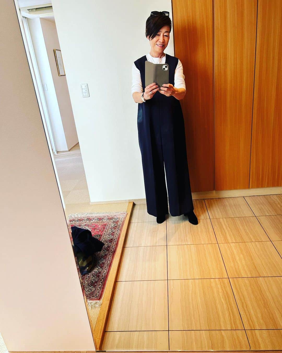 安藤優子さんのインスタグラム写真 - (安藤優子Instagram)「ムー一族⁉️  の、挿入歌「林檎殺人事件」を歌う樹木希林さん風のコスチュームになっている気が（笑）  でもオールインワンのこのジャンパースカート風はとっても着やすくて。  #エブール です。  下に着た長袖Ｔシャツは#コス のもの。生地がしっかりしていて最近のお気に入りです。  これから髪の毛カットしてきます。  ので、ザンバラ髪をお許し下さい。（笑）  髪の毛と言えば、先ほどのポストにお風呂場に髪の毛落ちていて、すいません！  近眼ゆえ見逃してしまいました。言い訳ですが。  では行ってきます‼️  #フレンチブルドッグ  #安藤優子」2月27日 12時54分 - yukoando0203
