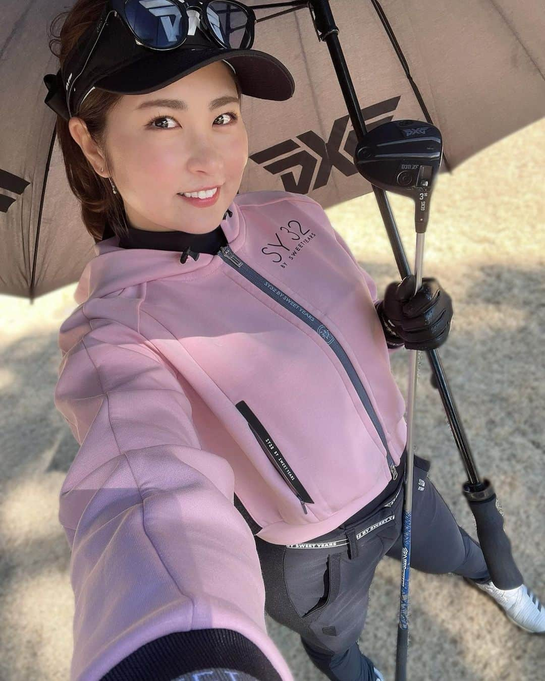 まいまいさんのインスタグラム写真 - (まいまいInstagram)「*＊ 珍しくパンツゴルフ🏌️‍♀️ 三好カントリー倶楽部でのゴルフだったので @sy32golf_official のパンツを履いたよ💗  西コースは全歩きで2万歩も歩きました🫶🏻 いい運動！  パンツのシルエット綺麗だし、 パーカーの丈も短めで足長効果ありあり🍑  女の子のみんな、パンツもぜひチェックしてみてね✨ wear▷▶︎ @sy32golf_official  . #まいごるふ#ゴルフ#女子ゴルフ#ゴルフ女子#ゴルフスイング#ゴルフウェア#ゴルフコーデ#maigolf#sy32#sy32bysweetyears#sy32golf#sy32コーデ#golf#golfswing#golfwear#골프#골프스윙#골프중독#골프웨어」3月2日 18時15分 - ___maigolf___