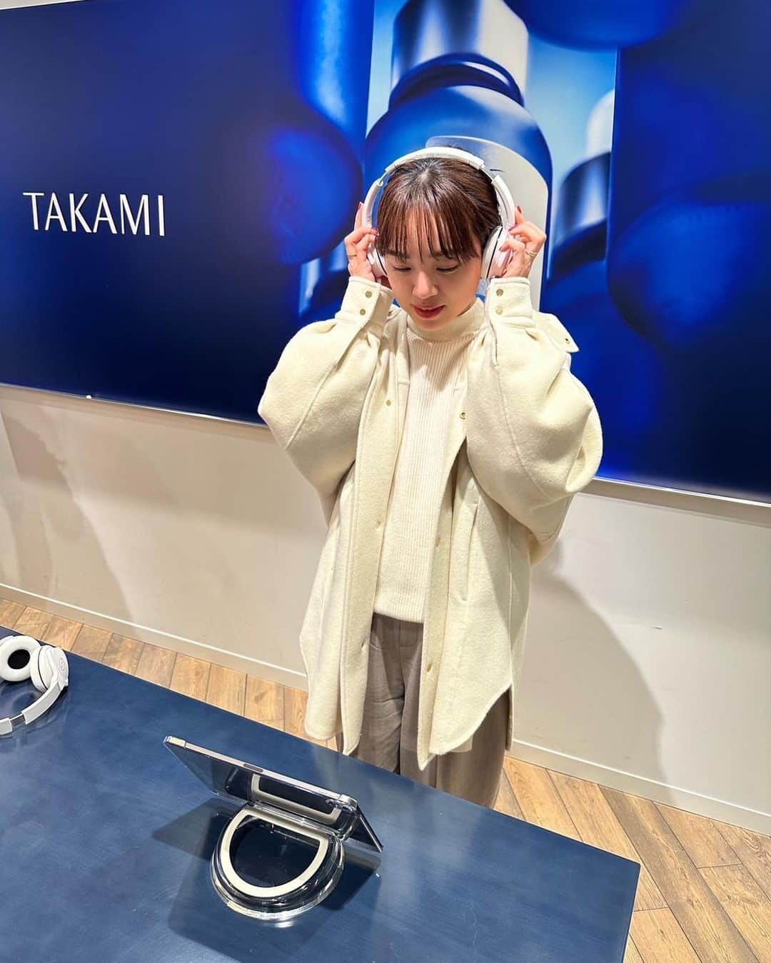 春名亜美さんのインスタグラム写真 - (春名亜美Instagram)「先日 @takami.skinpeel の角質美容体験イベントに参加してきました🌷  『角質ケア』と言えば、ゴマージュやピーリングだと思い込んでいたけど、トークセッションを聞いて、角質は大切なもので、丁寧に扱い、健やかに育てることで、お肌がキレイになると知りました😳  イベントで角質ペーパーを触ってみたのですが、ペラッペラ！！ 0.02mmってこんなに繊細でびっくり！ そして、指で少しこすっただけで、破れてしまった💦 こんなに角質が薄いなんて…🥺  改めて、お肌には優しく優しく触れないと。と決心しました。  写真1枚目は、角質音体験をしているところ👂🏻 肌表面を触れたときの音の違いにビッッックリ🫢  お肌の見た目の美しさは、角質が鍵を握っているということ。 肝に銘じます😌  #タカミ #タカミスキンピール #角質美容 #PR」2月27日 16時13分 - amiharunaami