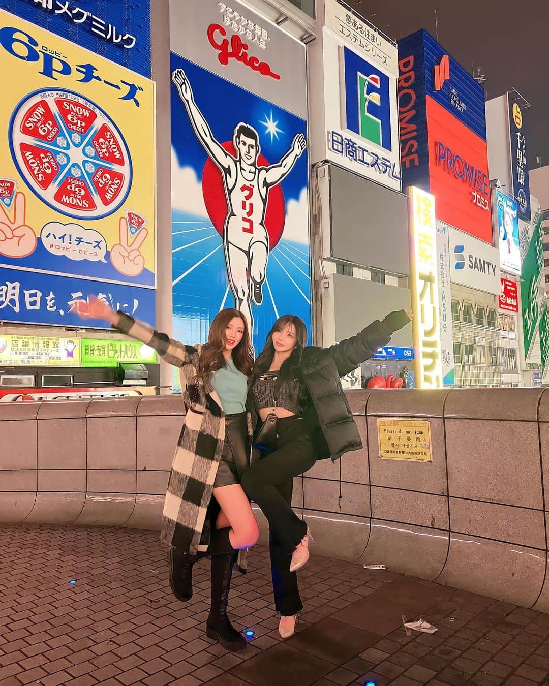 明日花レイナさんのインスタグラム写真 - (明日花レイナInstagram)「２人バージョン🐙笑 あこちと大阪楽しかった♡  #美人姉妹 #自称」2月27日 19時29分 - reina_asuka