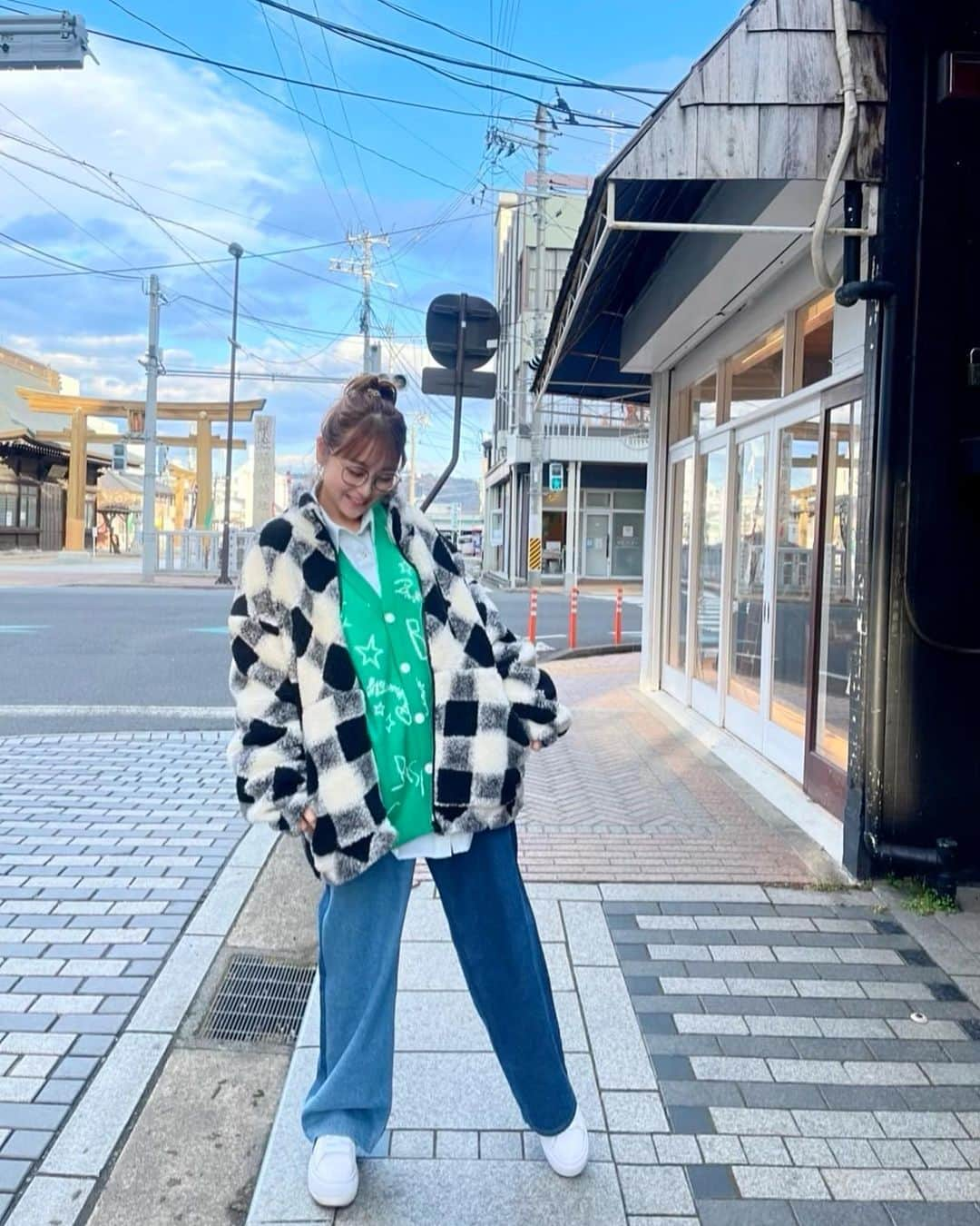 鈴木奈々さんのインスタグラム写真 - (鈴木奈々Instagram)「アウター→ @xgirljp グリーンカーディガン→@converse_tokyo  シャツ→ @converse_tokyo デニム→ @converse_tokyo #テレビ衣装」2月27日 20時21分 - nana_suzuki79