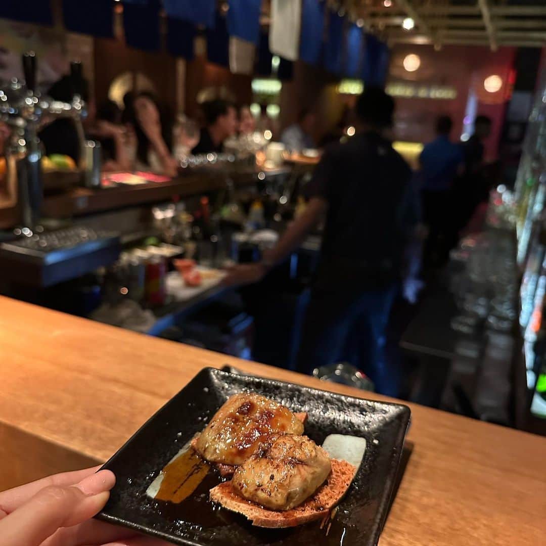 市原彩花さんのインスタグラム写真 - (市原彩花Instagram)「AMATERAS⛩🌕 @amateras.skylounge   クアラルンプールにあった絶景Bar🍸 内装も接客も素敵で、次はドレスアップして来たいな👠  そしてこのビルの一階にはレバ刺しやハツ刺しが食べれる焼肉屋さんが🥹✨ @yakinikukappohinata  久しぶりのレバ刺しに感激😭💖 またKL来たら絶対食べに行く❤️‍🔥  他に行ったレストランは、雰囲気も味も最高だったスペイン風焼き鳥 @palilloskl  店員さんがニコニコ働いててこっちまで楽しくなった☺️  お鮨は#鮨おり へ🍣 美味しいし立地良いしシンガよりも値段が安くて通いたくなった🥹  全部フォロワーさんや友達の友達が教えてくれたお店だよ☺️ いつも素敵情報たくさん教えてくれてありがとう❣️ 載せたストーリーも全てハイライトに残すね🇲🇾 まわりきれなかったから、またすぐKL行きます✌️ シンガから1時間だしね😁✈️  #amateras#焼肉割烹日向#bar#クアラルンプールレストラン#ルーフトップバー#rooftopbar #クアラルンプール#kualalumpur#マレーシア#malaysia#マレーシア観光#マレーシア旅行#クアラルンプール観光#クアラルンプール旅行#malaysiatravel#malaysiatrip#kualalumpurtrip#海外旅行#海外生活#海外移住#東南アジア#japanesegirl#asianmodel」2月27日 20時39分 - ayaka_ichihara