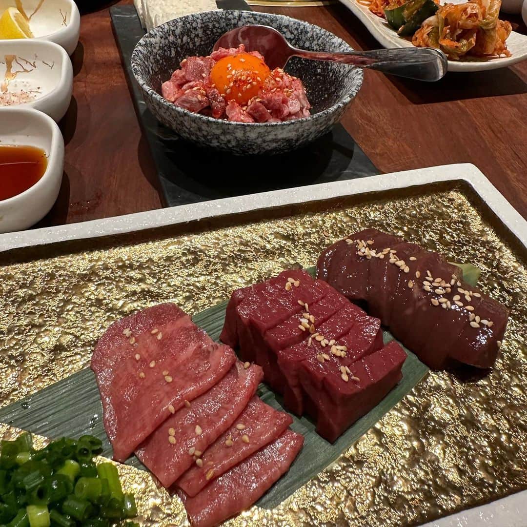 市原彩花さんのインスタグラム写真 - (市原彩花Instagram)「AMATERAS⛩🌕 @amateras.skylounge   クアラルンプールにあった絶景Bar🍸 内装も接客も素敵で、次はドレスアップして来たいな👠  そしてこのビルの一階にはレバ刺しやハツ刺しが食べれる焼肉屋さんが🥹✨ @yakinikukappohinata  久しぶりのレバ刺しに感激😭💖 またKL来たら絶対食べに行く❤️‍🔥  他に行ったレストランは、雰囲気も味も最高だったスペイン風焼き鳥 @palilloskl  店員さんがニコニコ働いててこっちまで楽しくなった☺️  お鮨は#鮨おり へ🍣 美味しいし立地良いしシンガよりも値段が安くて通いたくなった🥹  全部フォロワーさんや友達の友達が教えてくれたお店だよ☺️ いつも素敵情報たくさん教えてくれてありがとう❣️ 載せたストーリーも全てハイライトに残すね🇲🇾 まわりきれなかったから、またすぐKL行きます✌️ シンガから1時間だしね😁✈️  #amateras#焼肉割烹日向#bar#クアラルンプールレストラン#ルーフトップバー#rooftopbar #クアラルンプール#kualalumpur#マレーシア#malaysia#マレーシア観光#マレーシア旅行#クアラルンプール観光#クアラルンプール旅行#malaysiatravel#malaysiatrip#kualalumpurtrip#海外旅行#海外生活#海外移住#東南アジア#japanesegirl#asianmodel」2月27日 20時39分 - ayaka_ichihara