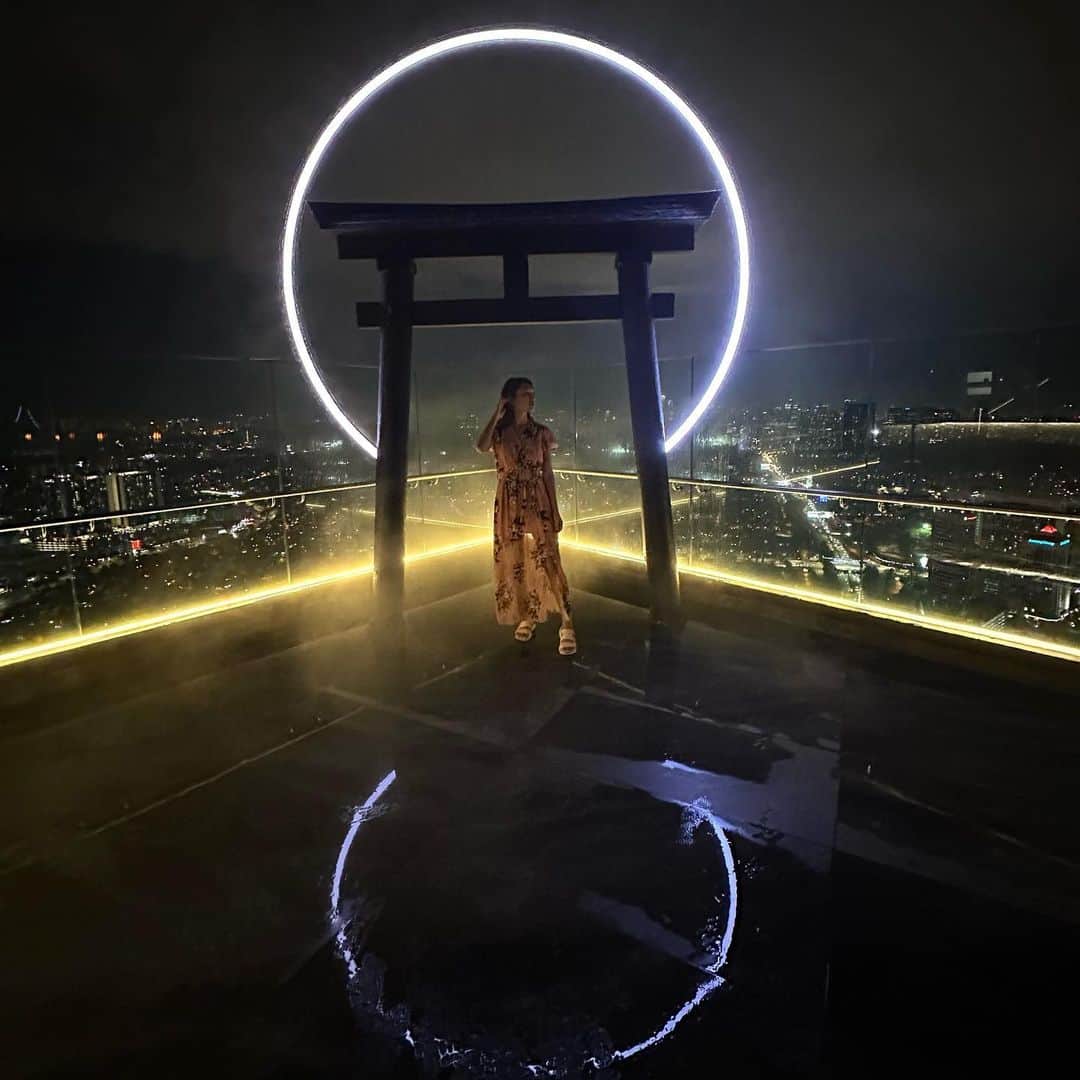 市原彩花さんのインスタグラム写真 - (市原彩花Instagram)「AMATERAS⛩🌕 @amateras.skylounge   クアラルンプールにあった絶景Bar🍸 内装も接客も素敵で、次はドレスアップして来たいな👠  そしてこのビルの一階にはレバ刺しやハツ刺しが食べれる焼肉屋さんが🥹✨ @yakinikukappohinata  久しぶりのレバ刺しに感激😭💖 またKL来たら絶対食べに行く❤️‍🔥  他に行ったレストランは、雰囲気も味も最高だったスペイン風焼き鳥 @palilloskl  店員さんがニコニコ働いててこっちまで楽しくなった☺️  お鮨は#鮨おり へ🍣 美味しいし立地良いしシンガよりも値段が安くて通いたくなった🥹  全部フォロワーさんや友達の友達が教えてくれたお店だよ☺️ いつも素敵情報たくさん教えてくれてありがとう❣️ 載せたストーリーも全てハイライトに残すね🇲🇾 まわりきれなかったから、またすぐKL行きます✌️ シンガから1時間だしね😁✈️  #amateras#焼肉割烹日向#bar#クアラルンプールレストラン#ルーフトップバー#rooftopbar #クアラルンプール#kualalumpur#マレーシア#malaysia#マレーシア観光#マレーシア旅行#クアラルンプール観光#クアラルンプール旅行#malaysiatravel#malaysiatrip#kualalumpurtrip#海外旅行#海外生活#海外移住#東南アジア#japanesegirl#asianmodel」2月27日 20時39分 - ayaka_ichihara