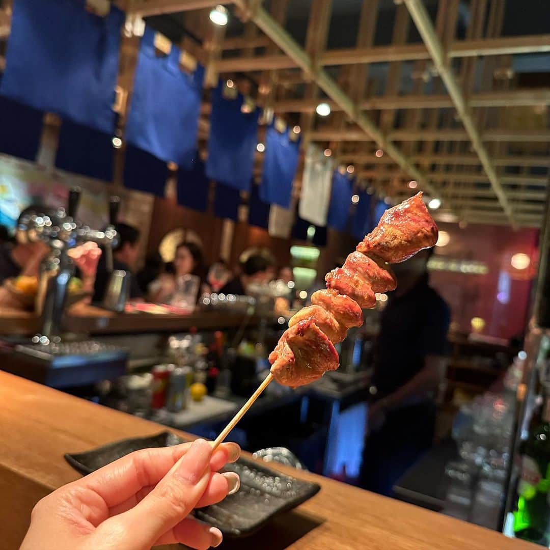 市原彩花さんのインスタグラム写真 - (市原彩花Instagram)「AMATERAS⛩🌕 @amateras.skylounge   クアラルンプールにあった絶景Bar🍸 内装も接客も素敵で、次はドレスアップして来たいな👠  そしてこのビルの一階にはレバ刺しやハツ刺しが食べれる焼肉屋さんが🥹✨ @yakinikukappohinata  久しぶりのレバ刺しに感激😭💖 またKL来たら絶対食べに行く❤️‍🔥  他に行ったレストランは、雰囲気も味も最高だったスペイン風焼き鳥 @palilloskl  店員さんがニコニコ働いててこっちまで楽しくなった☺️  お鮨は#鮨おり へ🍣 美味しいし立地良いしシンガよりも値段が安くて通いたくなった🥹  全部フォロワーさんや友達の友達が教えてくれたお店だよ☺️ いつも素敵情報たくさん教えてくれてありがとう❣️ 載せたストーリーも全てハイライトに残すね🇲🇾 まわりきれなかったから、またすぐKL行きます✌️ シンガから1時間だしね😁✈️  #amateras#焼肉割烹日向#bar#クアラルンプールレストラン#ルーフトップバー#rooftopbar #クアラルンプール#kualalumpur#マレーシア#malaysia#マレーシア観光#マレーシア旅行#クアラルンプール観光#クアラルンプール旅行#malaysiatravel#malaysiatrip#kualalumpurtrip#海外旅行#海外生活#海外移住#東南アジア#japanesegirl#asianmodel」2月27日 20時39分 - ayaka_ichihara