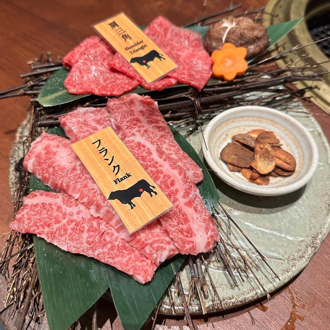市原彩花さんのインスタグラム写真 - (市原彩花Instagram)「AMATERAS⛩🌕 @amateras.skylounge   クアラルンプールにあった絶景Bar🍸 内装も接客も素敵で、次はドレスアップして来たいな👠  そしてこのビルの一階にはレバ刺しやハツ刺しが食べれる焼肉屋さんが🥹✨ @yakinikukappohinata  久しぶりのレバ刺しに感激😭💖 またKL来たら絶対食べに行く❤️‍🔥  他に行ったレストランは、雰囲気も味も最高だったスペイン風焼き鳥 @palilloskl  店員さんがニコニコ働いててこっちまで楽しくなった☺️  お鮨は#鮨おり へ🍣 美味しいし立地良いしシンガよりも値段が安くて通いたくなった🥹  全部フォロワーさんや友達の友達が教えてくれたお店だよ☺️ いつも素敵情報たくさん教えてくれてありがとう❣️ 載せたストーリーも全てハイライトに残すね🇲🇾 まわりきれなかったから、またすぐKL行きます✌️ シンガから1時間だしね😁✈️  #amateras#焼肉割烹日向#bar#クアラルンプールレストラン#ルーフトップバー#rooftopbar #クアラルンプール#kualalumpur#マレーシア#malaysia#マレーシア観光#マレーシア旅行#クアラルンプール観光#クアラルンプール旅行#malaysiatravel#malaysiatrip#kualalumpurtrip#海外旅行#海外生活#海外移住#東南アジア#japanesegirl#asianmodel」2月27日 20時39分 - ayaka_ichihara