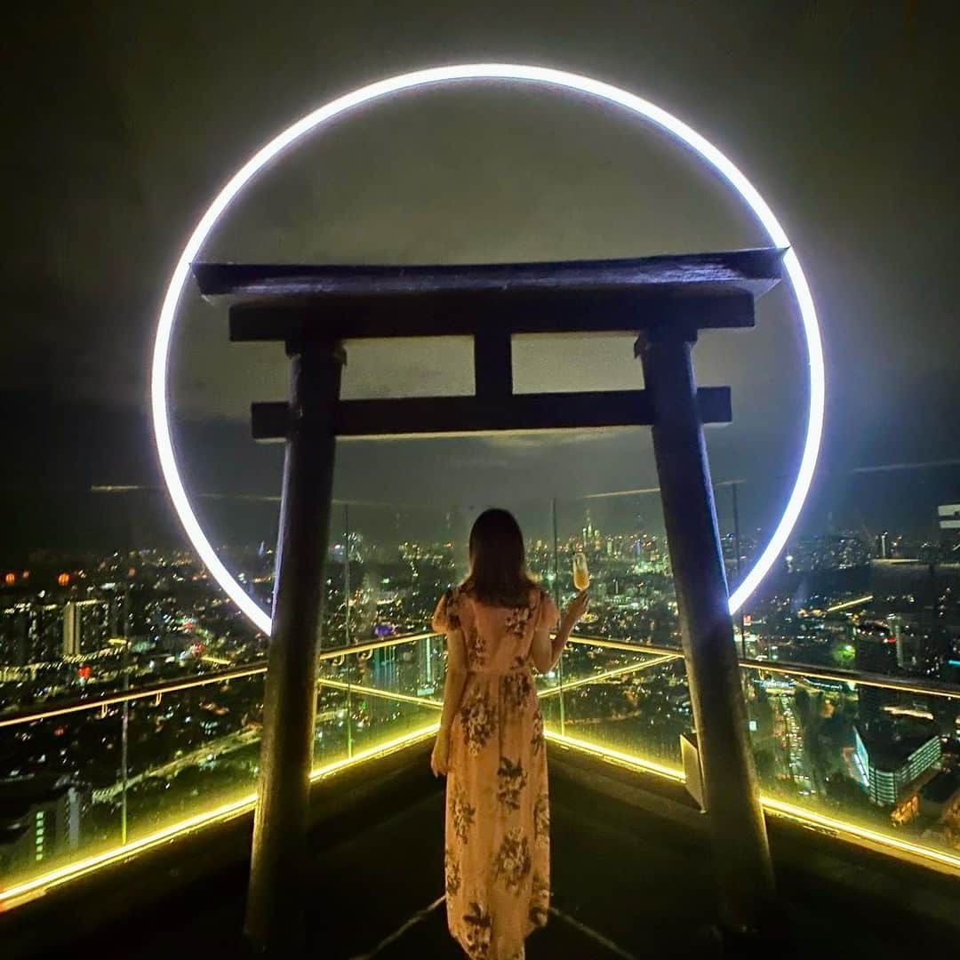市原彩花さんのインスタグラム写真 - (市原彩花Instagram)「AMATERAS⛩🌕 @amateras.skylounge   クアラルンプールにあった絶景Bar🍸 内装も接客も素敵で、次はドレスアップして来たいな👠  そしてこのビルの一階にはレバ刺しやハツ刺しが食べれる焼肉屋さんが🥹✨ @yakinikukappohinata  久しぶりのレバ刺しに感激😭💖 またKL来たら絶対食べに行く❤️‍🔥  他に行ったレストランは、雰囲気も味も最高だったスペイン風焼き鳥 @palilloskl  店員さんがニコニコ働いててこっちまで楽しくなった☺️  お鮨は#鮨おり へ🍣 美味しいし立地良いしシンガよりも値段が安くて通いたくなった🥹  全部フォロワーさんや友達の友達が教えてくれたお店だよ☺️ いつも素敵情報たくさん教えてくれてありがとう❣️ 載せたストーリーも全てハイライトに残すね🇲🇾 まわりきれなかったから、またすぐKL行きます✌️ シンガから1時間だしね😁✈️  #amateras#焼肉割烹日向#bar#クアラルンプールレストラン#ルーフトップバー#rooftopbar #クアラルンプール#kualalumpur#マレーシア#malaysia#マレーシア観光#マレーシア旅行#クアラルンプール観光#クアラルンプール旅行#malaysiatravel#malaysiatrip#kualalumpurtrip#海外旅行#海外生活#海外移住#東南アジア#japanesegirl#asianmodel」2月27日 20時39分 - ayaka_ichihara
