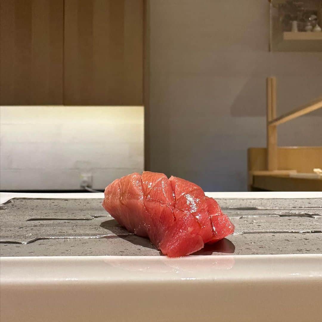 市原彩花さんのインスタグラム写真 - (市原彩花Instagram)「AMATERAS⛩🌕 @amateras.skylounge   クアラルンプールにあった絶景Bar🍸 内装も接客も素敵で、次はドレスアップして来たいな👠  そしてこのビルの一階にはレバ刺しやハツ刺しが食べれる焼肉屋さんが🥹✨ @yakinikukappohinata  久しぶりのレバ刺しに感激😭💖 またKL来たら絶対食べに行く❤️‍🔥  他に行ったレストランは、雰囲気も味も最高だったスペイン風焼き鳥 @palilloskl  店員さんがニコニコ働いててこっちまで楽しくなった☺️  お鮨は#鮨おり へ🍣 美味しいし立地良いしシンガよりも値段が安くて通いたくなった🥹  全部フォロワーさんや友達の友達が教えてくれたお店だよ☺️ いつも素敵情報たくさん教えてくれてありがとう❣️ 載せたストーリーも全てハイライトに残すね🇲🇾 まわりきれなかったから、またすぐKL行きます✌️ シンガから1時間だしね😁✈️  #amateras#焼肉割烹日向#bar#クアラルンプールレストラン#ルーフトップバー#rooftopbar #クアラルンプール#kualalumpur#マレーシア#malaysia#マレーシア観光#マレーシア旅行#クアラルンプール観光#クアラルンプール旅行#malaysiatravel#malaysiatrip#kualalumpurtrip#海外旅行#海外生活#海外移住#東南アジア#japanesegirl#asianmodel」2月27日 20時39分 - ayaka_ichihara