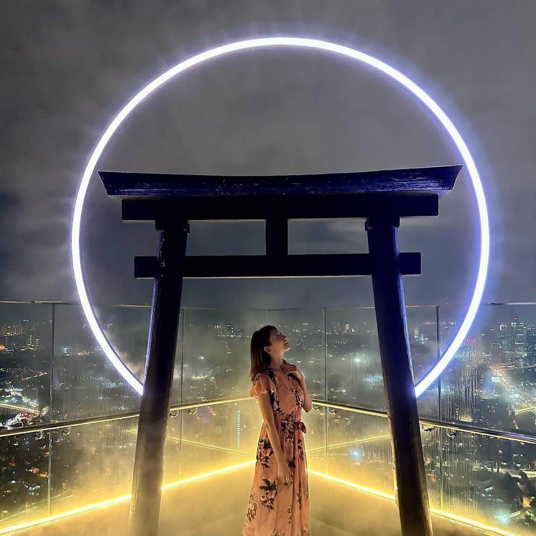 市原彩花さんのインスタグラム写真 - (市原彩花Instagram)「AMATERAS⛩🌕 @amateras.skylounge   クアラルンプールにあった絶景Bar🍸 内装も接客も素敵で、次はドレスアップして来たいな👠  そしてこのビルの一階にはレバ刺しやハツ刺しが食べれる焼肉屋さんが🥹✨ @yakinikukappohinata  久しぶりのレバ刺しに感激😭💖 またKL来たら絶対食べに行く❤️‍🔥  他に行ったレストランは、雰囲気も味も最高だったスペイン風焼き鳥 @palilloskl  店員さんがニコニコ働いててこっちまで楽しくなった☺️  お鮨は#鮨おり へ🍣 美味しいし立地良いしシンガよりも値段が安くて通いたくなった🥹  全部フォロワーさんや友達の友達が教えてくれたお店だよ☺️ いつも素敵情報たくさん教えてくれてありがとう❣️ 載せたストーリーも全てハイライトに残すね🇲🇾 まわりきれなかったから、またすぐKL行きます✌️ シンガから1時間だしね😁✈️  #amateras#焼肉割烹日向#bar#クアラルンプールレストラン#ルーフトップバー#rooftopbar #クアラルンプール#kualalumpur#マレーシア#malaysia#マレーシア観光#マレーシア旅行#クアラルンプール観光#クアラルンプール旅行#malaysiatravel#malaysiatrip#kualalumpurtrip#海外旅行#海外生活#海外移住#東南アジア#japanesegirl#asianmodel」2月27日 20時39分 - ayaka_ichihara