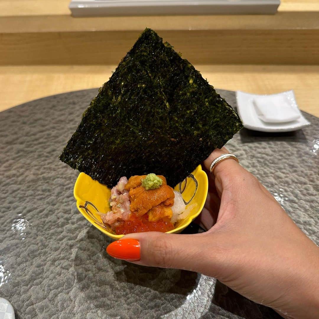 市原彩花さんのインスタグラム写真 - (市原彩花Instagram)「AMATERAS⛩🌕 @amateras.skylounge   クアラルンプールにあった絶景Bar🍸 内装も接客も素敵で、次はドレスアップして来たいな👠  そしてこのビルの一階にはレバ刺しやハツ刺しが食べれる焼肉屋さんが🥹✨ @yakinikukappohinata  久しぶりのレバ刺しに感激😭💖 またKL来たら絶対食べに行く❤️‍🔥  他に行ったレストランは、雰囲気も味も最高だったスペイン風焼き鳥 @palilloskl  店員さんがニコニコ働いててこっちまで楽しくなった☺️  お鮨は#鮨おり へ🍣 美味しいし立地良いしシンガよりも値段が安くて通いたくなった🥹  全部フォロワーさんや友達の友達が教えてくれたお店だよ☺️ いつも素敵情報たくさん教えてくれてありがとう❣️ 載せたストーリーも全てハイライトに残すね🇲🇾 まわりきれなかったから、またすぐKL行きます✌️ シンガから1時間だしね😁✈️  #amateras#焼肉割烹日向#bar#クアラルンプールレストラン#ルーフトップバー#rooftopbar #クアラルンプール#kualalumpur#マレーシア#malaysia#マレーシア観光#マレーシア旅行#クアラルンプール観光#クアラルンプール旅行#malaysiatravel#malaysiatrip#kualalumpurtrip#海外旅行#海外生活#海外移住#東南アジア#japanesegirl#asianmodel」2月27日 20時39分 - ayaka_ichihara