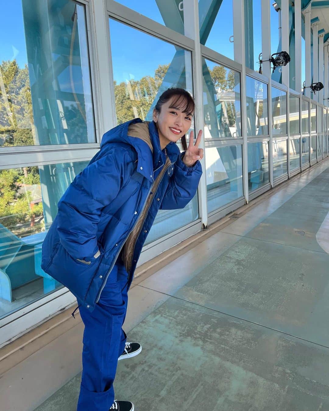近藤千尋さんのインスタグラム写真 - (近藤千尋Instagram)「ウエストランドさんと お写真撮っていただきました✌️💓📷 私たちはブルーチームでした😊  チーム岡山嬉しいなぁ🐬 明日ZOO-１グランプリみてね🥰  お天気も最高で楽しかったロケ❗️  また特番で復活してほしい！！ 大好きなZOO-1スタッフさんたちにも またご一緒できますように。。。🥺❤️  いつも楽屋に行くとグルメな差し入れが たくさんあって、、、 毎回の楽しみの一つでした😭💓  だいすき！ZOO-１グランプリ☺️🤍」2月27日 20時56分 - chipichan.1215