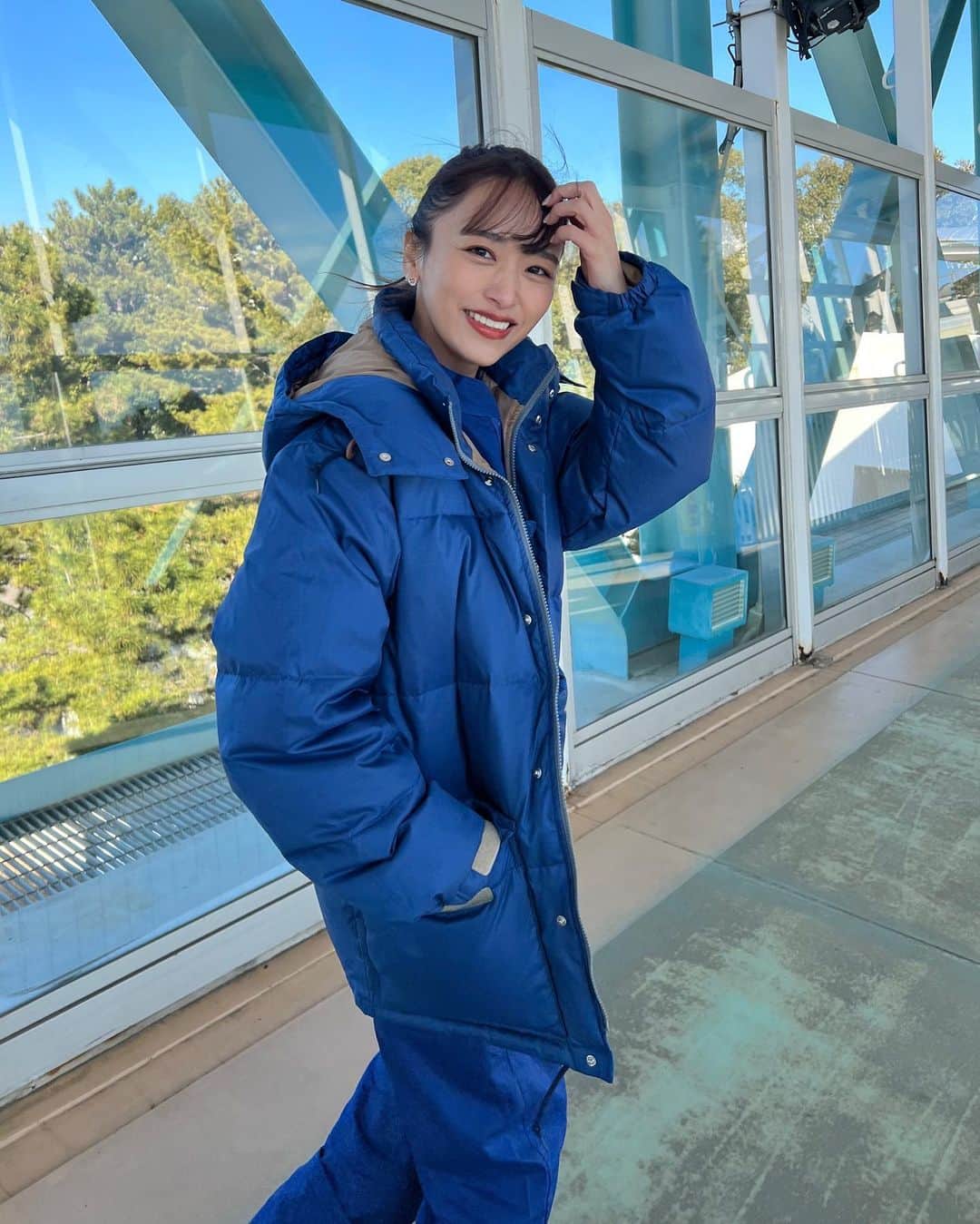 近藤千尋さんのインスタグラム写真 - (近藤千尋Instagram)「ウエストランドさんと お写真撮っていただきました✌️💓📷 私たちはブルーチームでした😊  チーム岡山嬉しいなぁ🐬 明日ZOO-１グランプリみてね🥰  お天気も最高で楽しかったロケ❗️  また特番で復活してほしい！！ 大好きなZOO-1スタッフさんたちにも またご一緒できますように。。。🥺❤️  いつも楽屋に行くとグルメな差し入れが たくさんあって、、、 毎回の楽しみの一つでした😭💓  だいすき！ZOO-１グランプリ☺️🤍」2月27日 20時56分 - chipichan.1215