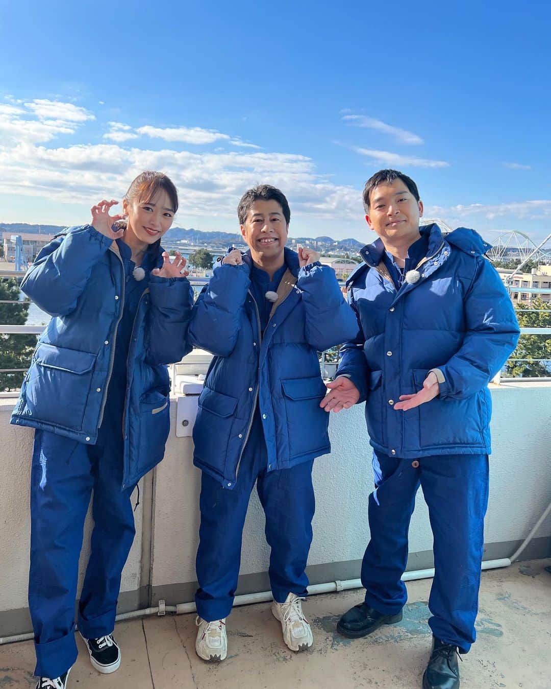 近藤千尋さんのインスタグラム写真 - (近藤千尋Instagram)「ウエストランドさんと お写真撮っていただきました✌️💓📷 私たちはブルーチームでした😊  チーム岡山嬉しいなぁ🐬 明日ZOO-１グランプリみてね🥰  お天気も最高で楽しかったロケ❗️  また特番で復活してほしい！！ 大好きなZOO-1スタッフさんたちにも またご一緒できますように。。。🥺❤️  いつも楽屋に行くとグルメな差し入れが たくさんあって、、、 毎回の楽しみの一つでした😭💓  だいすき！ZOO-１グランプリ☺️🤍」2月27日 20時56分 - chipichan.1215
