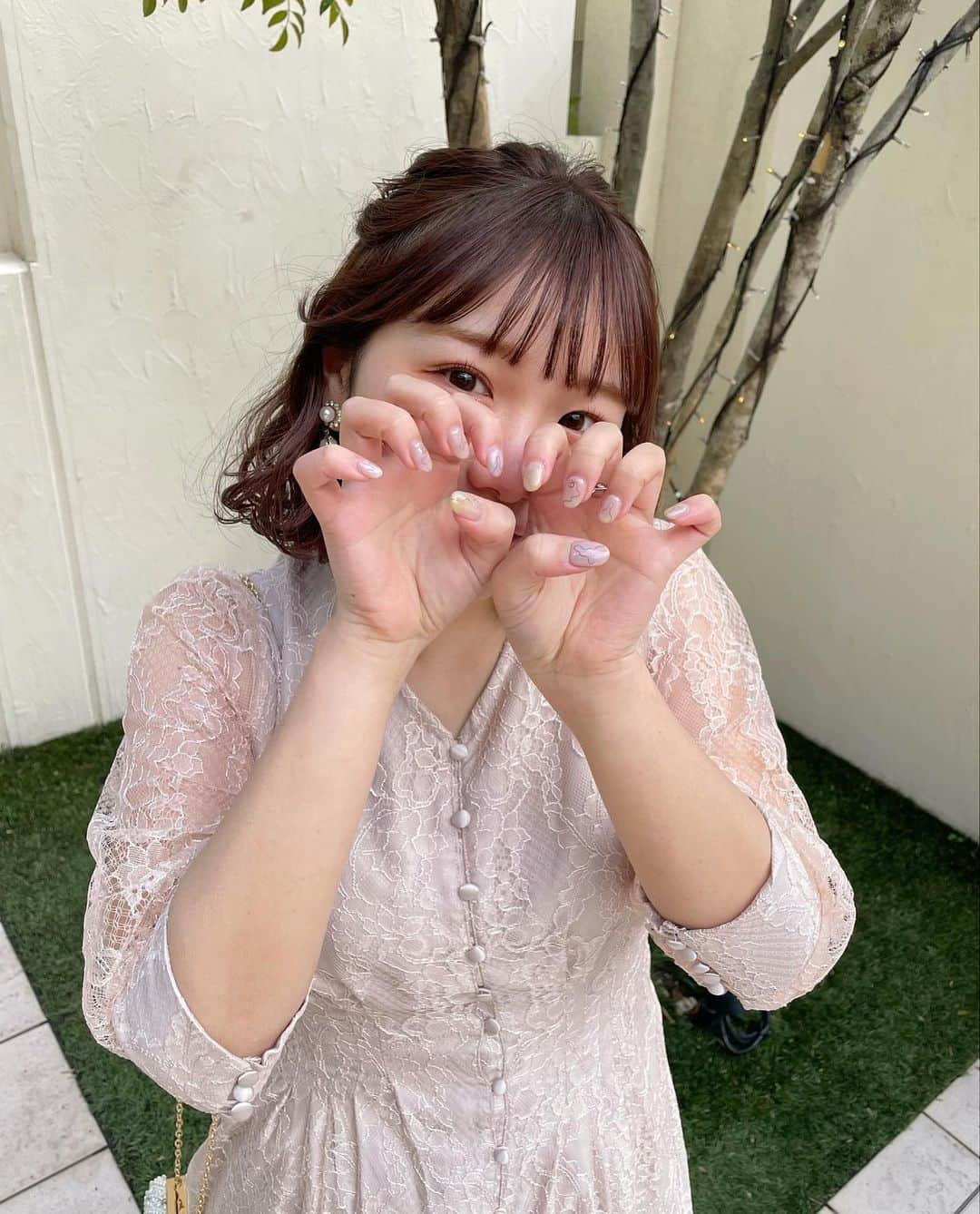 きりまるさんのインスタグラム写真 - (きりまるInstagram)「. 昨日は大好きな親友の ふうちゃんの結婚式でした👰🏻💐♡ （昔からわたしを知ってる子は知ってるかな？）  ほーんとおめでとう🌼♡ 大切な親友の花嫁姿とかもうやばいに 決まってるやん。 本当に幸せな気持ちになったよ....涙  高校から知り合ってから意気投合して 今では家族のような妹のような存在。😿🫶🏻 ふうちゃんの幸せそうな姿見るたび 色んなことがあったなあって 濃い思い出すぎて！  初めて友人スピーチさせてもらったっ ありがとう👰🏻♡（緊張しました）  ずっとずっとずっと これからもみんなに愛されて 幸せでいてねー！愛👰🏻💐♡♡ まりたんもありがとうだよ♡  あああああ、めちゃくちゃ 結婚してええええー (^_^)👰🏻💐 . .」2月27日 21時02分 - kirimaruuu