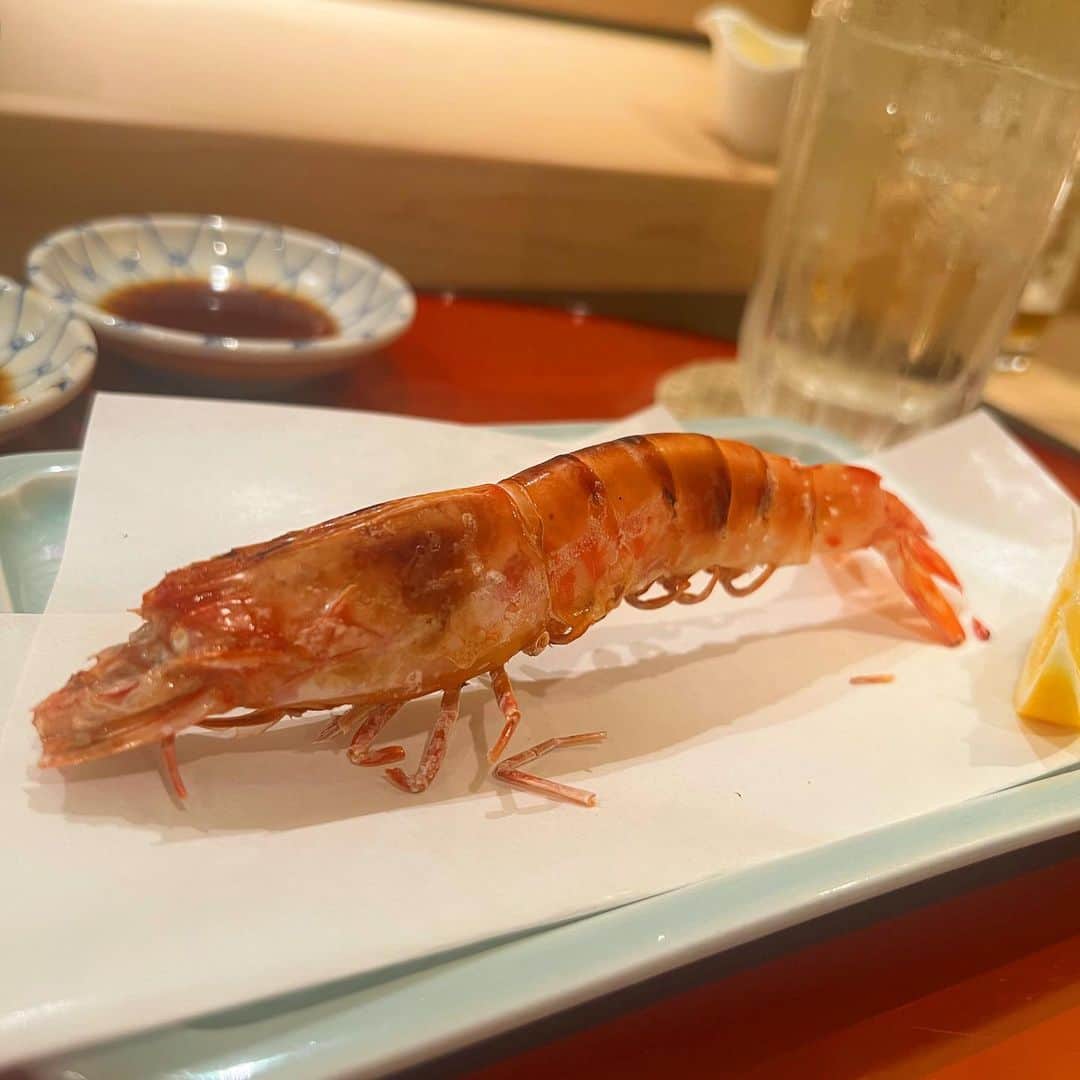 山内鈴蘭さんのインスタグラム写真 - (山内鈴蘭Instagram)「パパと日本酒で一杯する夜…☺️🍶  お父さんの行きつけ【田吾作】 夫婦でやっているお鮨屋さん！  鈴蘭ちゃんいつも観てるよ！ って言ってくれるお店のお母さん🥺💓  こうやって言ってくれる方々のために私はお仕事してるんだって凄く感じる一日でした🥰  【車海老の塩焼き】 がおいしすぎて、1人で4本🥹  車海老の質が良く、プリップリで大きくて！本当に美味しいの🥺🥺🥺  パパと一緒に飲める幸せ！ ありがとうって本当に思うよ🥰🥰  #新小岩 #新小岩グルメ #田吾作 #お鮨  #車海老 #車海老の塩焼き #親子 #親子飲み #家族 #家族ご飯 #新小岩飲み #お父さん #日本酒 #お鮨大好き #熱燗 #グルメ  #グルメ女子 #グルメ好きな人と繋がりたい #グルメスタグラム #ゴルフ女子 #ゴルフ好きな人と繋がりたい」2月27日 21時21分 - xxsuzuranxx
