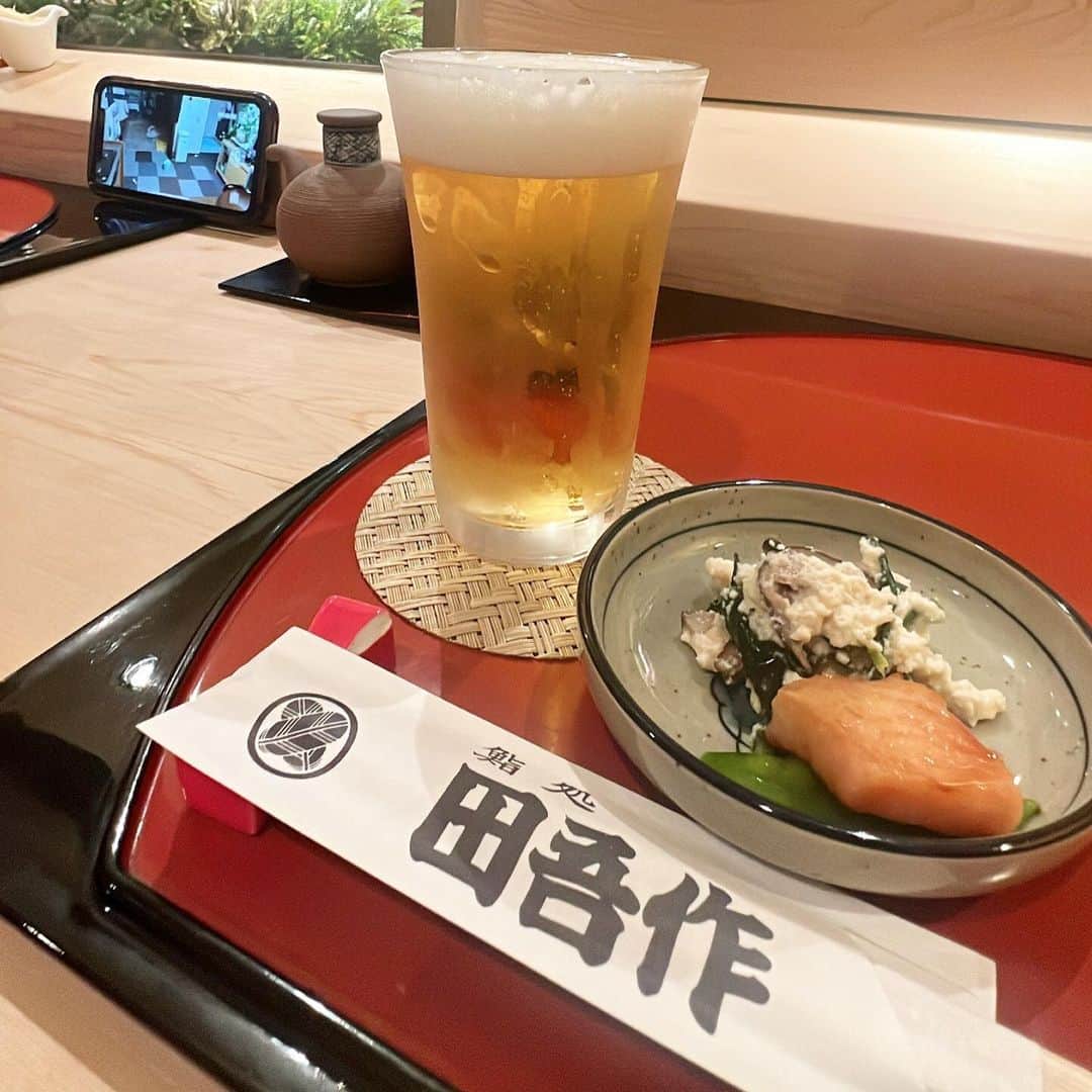 山内鈴蘭さんのインスタグラム写真 - (山内鈴蘭Instagram)「パパと日本酒で一杯する夜…☺️🍶  お父さんの行きつけ【田吾作】 夫婦でやっているお鮨屋さん！  鈴蘭ちゃんいつも観てるよ！ って言ってくれるお店のお母さん🥺💓  こうやって言ってくれる方々のために私はお仕事してるんだって凄く感じる一日でした🥰  【車海老の塩焼き】 がおいしすぎて、1人で4本🥹  車海老の質が良く、プリップリで大きくて！本当に美味しいの🥺🥺🥺  パパと一緒に飲める幸せ！ ありがとうって本当に思うよ🥰🥰  #新小岩 #新小岩グルメ #田吾作 #お鮨  #車海老 #車海老の塩焼き #親子 #親子飲み #家族 #家族ご飯 #新小岩飲み #お父さん #日本酒 #お鮨大好き #熱燗 #グルメ  #グルメ女子 #グルメ好きな人と繋がりたい #グルメスタグラム #ゴルフ女子 #ゴルフ好きな人と繋がりたい」2月27日 21時21分 - xxsuzuranxx