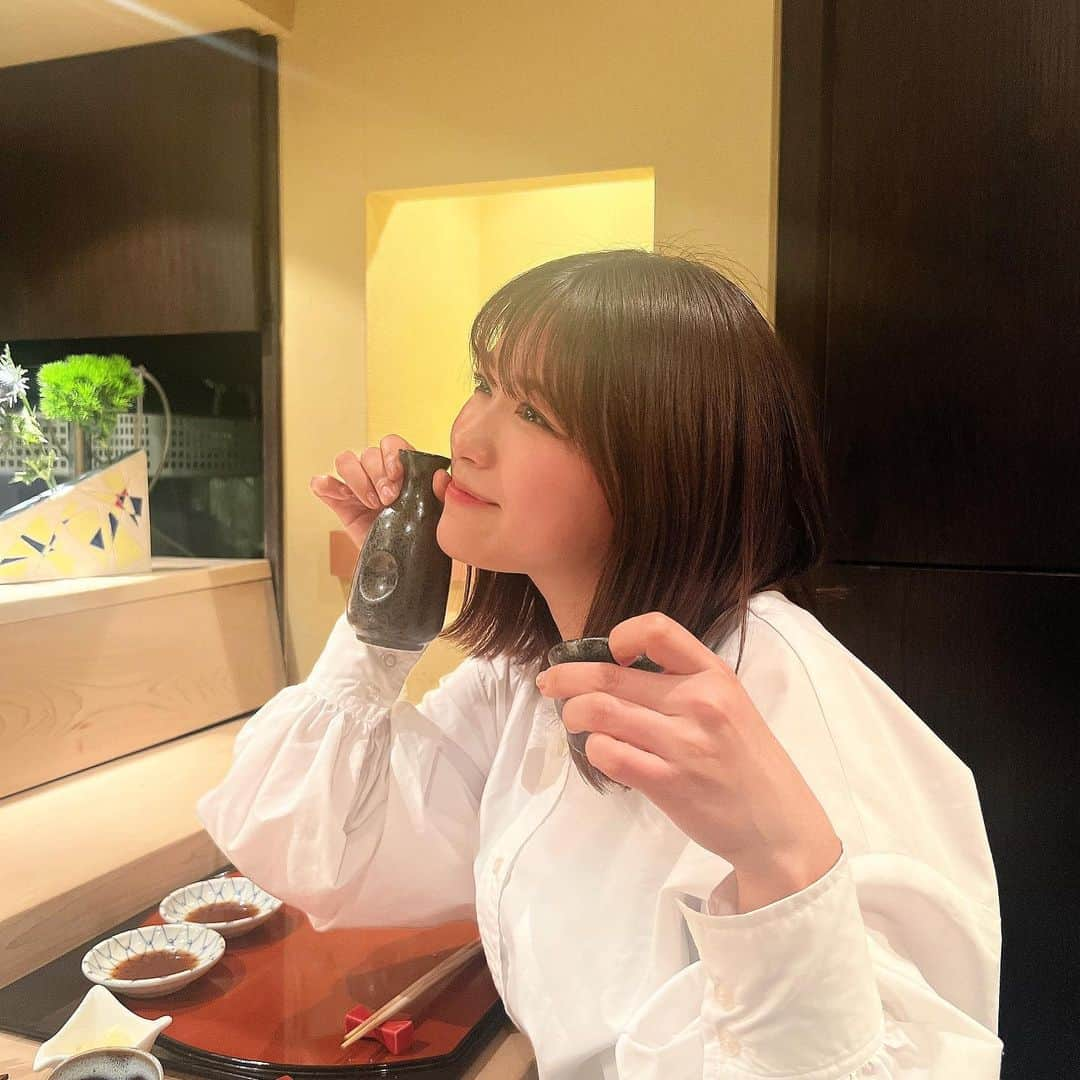 山内鈴蘭さんのインスタグラム写真 - (山内鈴蘭Instagram)「パパと日本酒で一杯する夜…☺️🍶  お父さんの行きつけ【田吾作】 夫婦でやっているお鮨屋さん！  鈴蘭ちゃんいつも観てるよ！ って言ってくれるお店のお母さん🥺💓  こうやって言ってくれる方々のために私はお仕事してるんだって凄く感じる一日でした🥰  【車海老の塩焼き】 がおいしすぎて、1人で4本🥹  車海老の質が良く、プリップリで大きくて！本当に美味しいの🥺🥺🥺  パパと一緒に飲める幸せ！ ありがとうって本当に思うよ🥰🥰  #新小岩 #新小岩グルメ #田吾作 #お鮨  #車海老 #車海老の塩焼き #親子 #親子飲み #家族 #家族ご飯 #新小岩飲み #お父さん #日本酒 #お鮨大好き #熱燗 #グルメ  #グルメ女子 #グルメ好きな人と繋がりたい #グルメスタグラム #ゴルフ女子 #ゴルフ好きな人と繋がりたい」2月27日 21時21分 - xxsuzuranxx