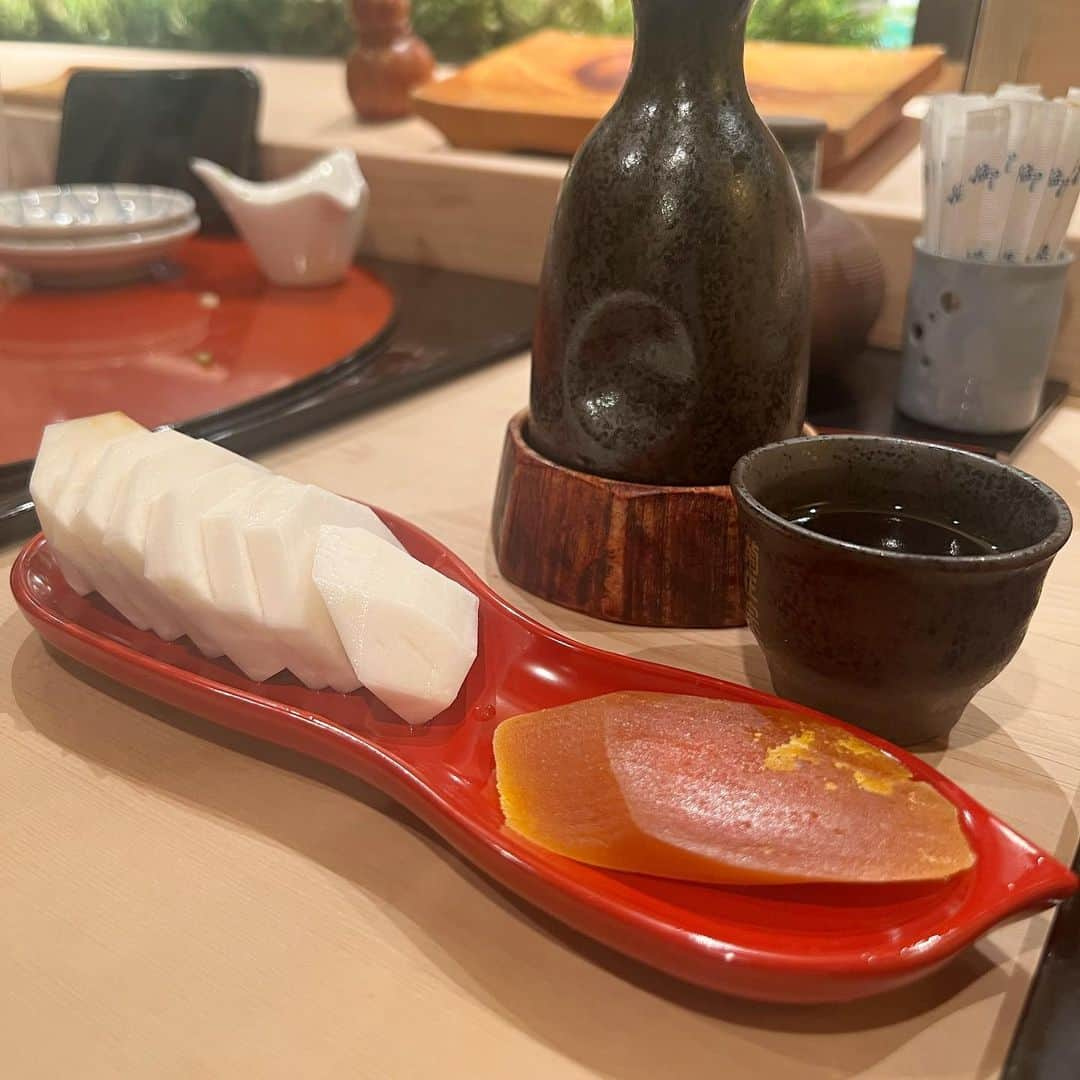 山内鈴蘭さんのインスタグラム写真 - (山内鈴蘭Instagram)「パパと日本酒で一杯する夜…☺️🍶  お父さんの行きつけ【田吾作】 夫婦でやっているお鮨屋さん！  鈴蘭ちゃんいつも観てるよ！ って言ってくれるお店のお母さん🥺💓  こうやって言ってくれる方々のために私はお仕事してるんだって凄く感じる一日でした🥰  【車海老の塩焼き】 がおいしすぎて、1人で4本🥹  車海老の質が良く、プリップリで大きくて！本当に美味しいの🥺🥺🥺  パパと一緒に飲める幸せ！ ありがとうって本当に思うよ🥰🥰  #新小岩 #新小岩グルメ #田吾作 #お鮨  #車海老 #車海老の塩焼き #親子 #親子飲み #家族 #家族ご飯 #新小岩飲み #お父さん #日本酒 #お鮨大好き #熱燗 #グルメ  #グルメ女子 #グルメ好きな人と繋がりたい #グルメスタグラム #ゴルフ女子 #ゴルフ好きな人と繋がりたい」2月27日 21時21分 - xxsuzuranxx