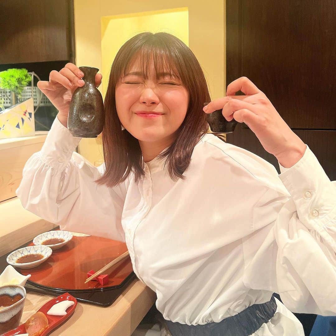 山内鈴蘭さんのインスタグラム写真 - (山内鈴蘭Instagram)「パパと日本酒で一杯する夜…☺️🍶  お父さんの行きつけ【田吾作】 夫婦でやっているお鮨屋さん！  鈴蘭ちゃんいつも観てるよ！ って言ってくれるお店のお母さん🥺💓  こうやって言ってくれる方々のために私はお仕事してるんだって凄く感じる一日でした🥰  【車海老の塩焼き】 がおいしすぎて、1人で4本🥹  車海老の質が良く、プリップリで大きくて！本当に美味しいの🥺🥺🥺  パパと一緒に飲める幸せ！ ありがとうって本当に思うよ🥰🥰  #新小岩 #新小岩グルメ #田吾作 #お鮨  #車海老 #車海老の塩焼き #親子 #親子飲み #家族 #家族ご飯 #新小岩飲み #お父さん #日本酒 #お鮨大好き #熱燗 #グルメ  #グルメ女子 #グルメ好きな人と繋がりたい #グルメスタグラム #ゴルフ女子 #ゴルフ好きな人と繋がりたい」2月27日 21時21分 - xxsuzuranxx