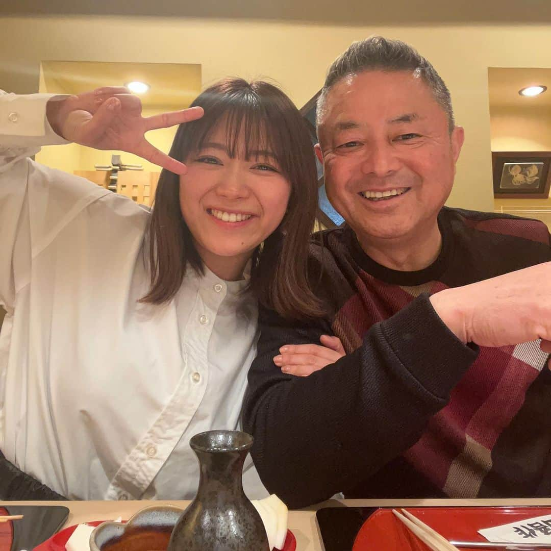 山内鈴蘭さんのインスタグラム写真 - (山内鈴蘭Instagram)「パパと日本酒で一杯する夜…☺️🍶  お父さんの行きつけ【田吾作】 夫婦でやっているお鮨屋さん！  鈴蘭ちゃんいつも観てるよ！ って言ってくれるお店のお母さん🥺💓  こうやって言ってくれる方々のために私はお仕事してるんだって凄く感じる一日でした🥰  【車海老の塩焼き】 がおいしすぎて、1人で4本🥹  車海老の質が良く、プリップリで大きくて！本当に美味しいの🥺🥺🥺  パパと一緒に飲める幸せ！ ありがとうって本当に思うよ🥰🥰  #新小岩 #新小岩グルメ #田吾作 #お鮨  #車海老 #車海老の塩焼き #親子 #親子飲み #家族 #家族ご飯 #新小岩飲み #お父さん #日本酒 #お鮨大好き #熱燗 #グルメ  #グルメ女子 #グルメ好きな人と繋がりたい #グルメスタグラム #ゴルフ女子 #ゴルフ好きな人と繋がりたい」2月27日 21時21分 - xxsuzuranxx